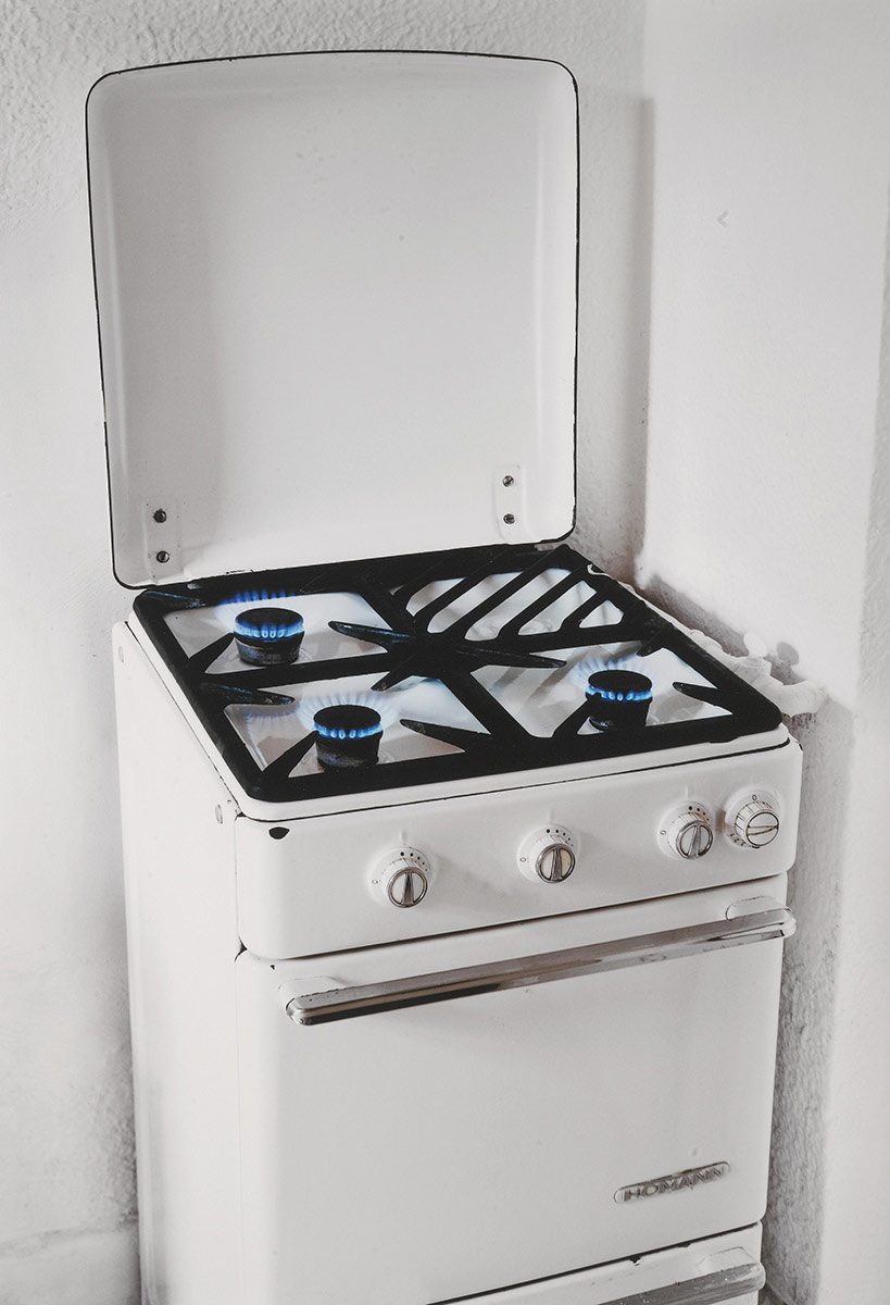 Andreas Gursky, Gasherd (Gas cooker), 1980, C-print, 79.2 x 54.5 cm. (31.2 x 21.5 in.), © Andreas Gursky/ADAGP, Paris, 2025, Courtesy the artist and Gagosian