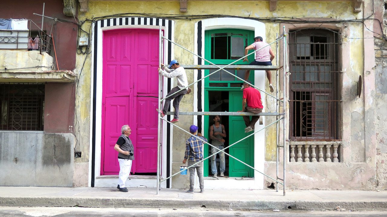 Photo-souvenir : Promenade à La Havane, travail in situ permanent, mai 2015, in “Entre la Idea y la Experiencia/Bienal de La Habana 2015”, La Havane, Cuba, 2015. Détail. © Daniel Buren/ADAGP, Paris. Photo: Nestor Kim