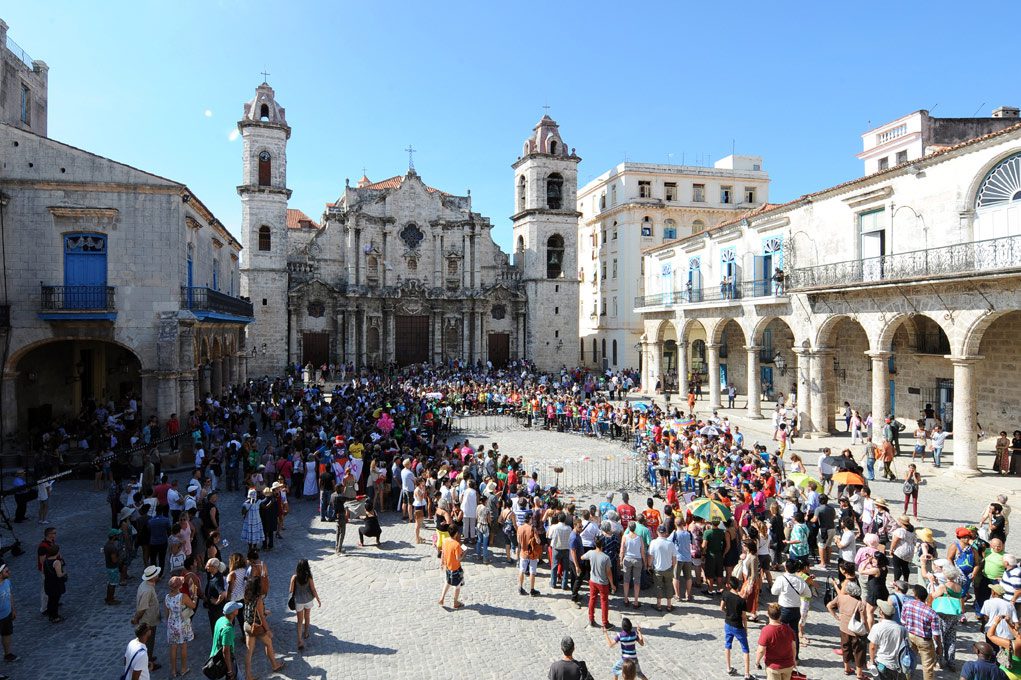 Michelangelo Pistoletto - Terzo Paradiso: performance plaza de la Catedral, La Havana, Cuba - 2015, Photo by Nestor Kim, Courtesy: the artist and GALLERIA CONTINUA