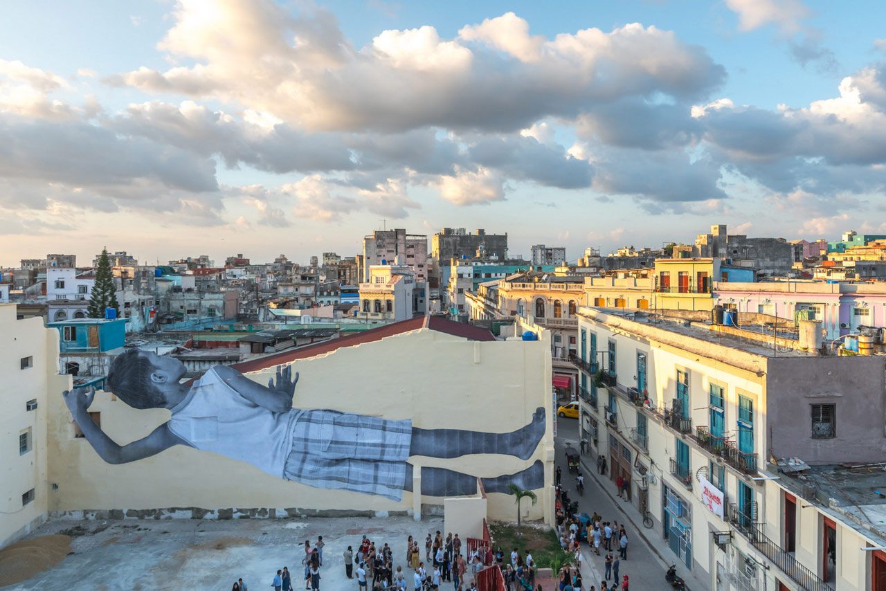 JR - GIANTS, PEEKING AT THE CITY, HAVANA, CUBA, 2019. Photo by Nestor Kim, ourtesy: the artist and GALLERIA CONTINUA