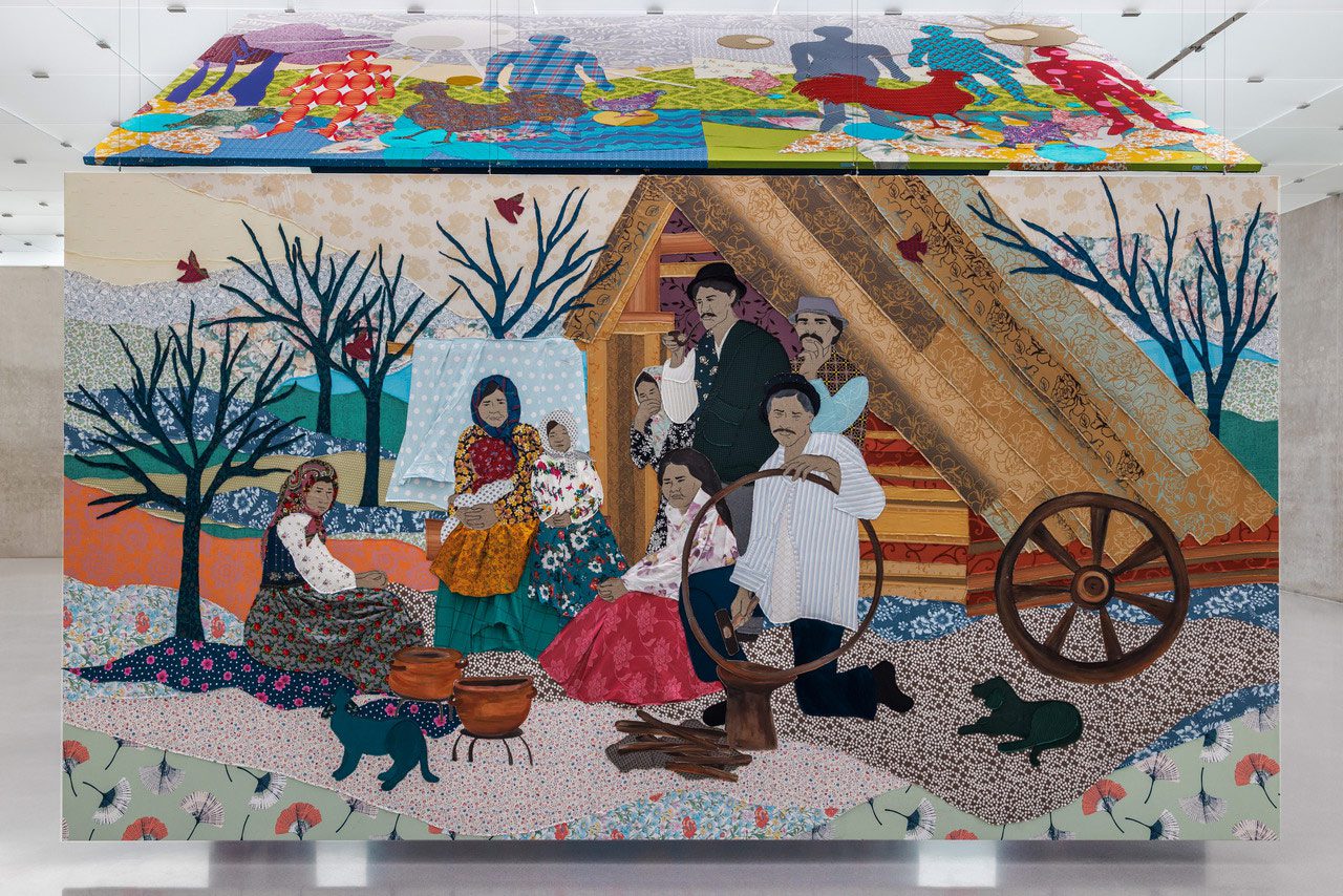 Left & Right: Małgorzata Mirga-Tas Tełe Ćerhenia Jekh Jag, Exhibition view second floor Kunsthaus Bregenz, 2025, Kovaciskri Romani familia (Roma blacksmith’s family), 2025, Photo: Markus Tretter, © Małgorzata Mirga-Tas, Kunsthaus Bregenz, Courtesy of the artist, Foksal Gallery Foundation, Warsaw, Frith Street Gallery, London, Karma International, Zurich