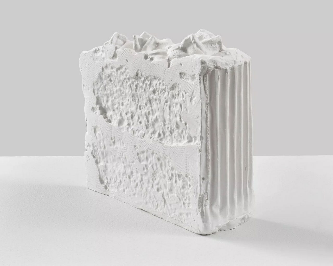 Claes Oldenburg, Wedding Souvenir, Los Angeles, 1966, cast plaster, 14.9 cm × 16.5 cm × 6 cm (5-7/8" × 6-1/2" × 2-3/8")