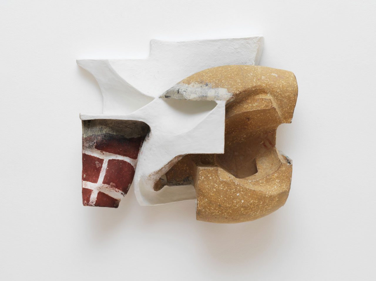 Vincent Fecteau, Untitled 2020, Papier-mâché, acrylic, resin clay, 21 × 26 × 9⅞ inches; 54 × 66 × 25 cm, © Vincent Fecteau, Courtesy the artist and Matthew Marks Gallery
