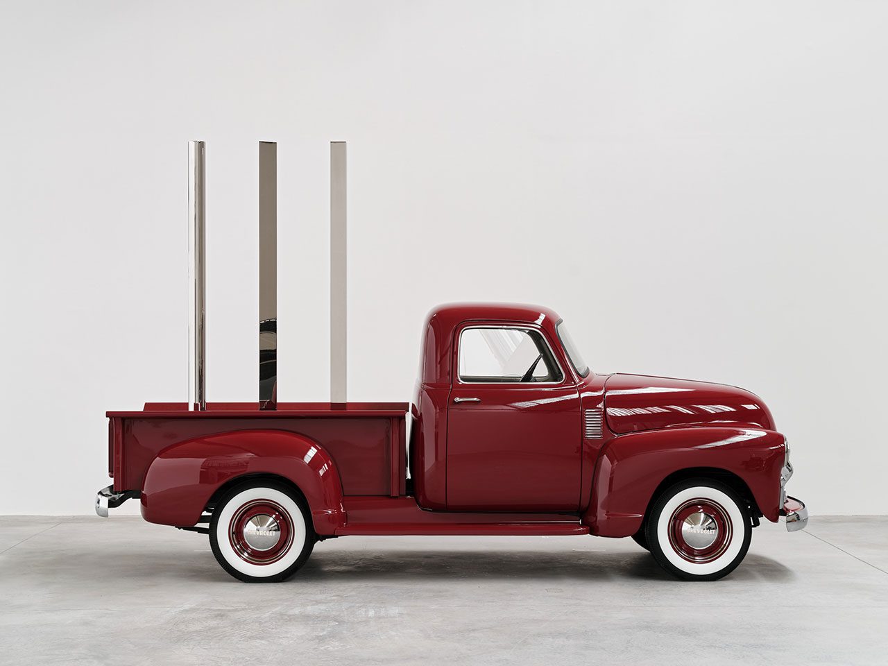 Walter De Maria, Red Truck / Square, Triangle, Circle, from Truck Trilogy, 2011–17, 3 1950s Chevrolet half-ton pickup trucks, white oak, and stainless steel, in 3 parts, each: 120 x 75 x 195 inches (304.8 x 190.5 x 495.3 cm), overall dimensions variable, © 2025 Estate of Walter De Maria, Photo: Thomas Lannes, Courtesy Gagosian