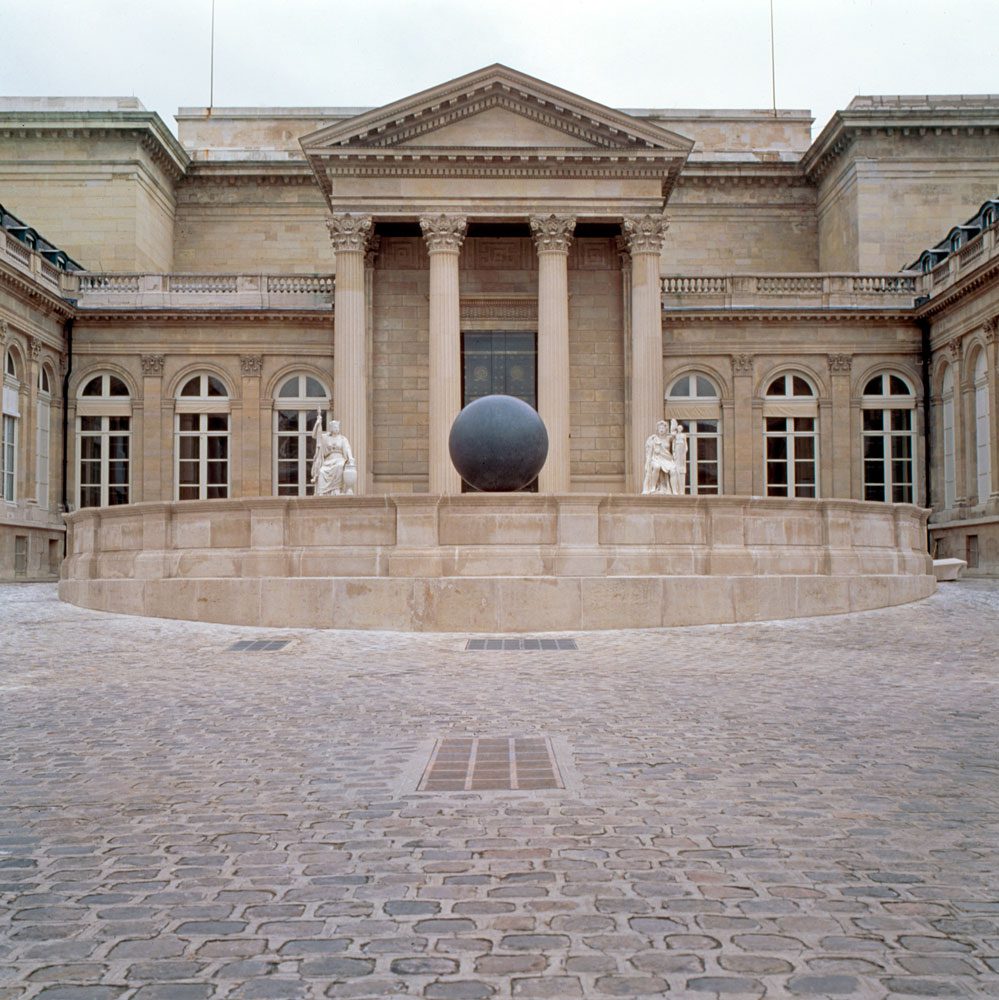 Walter De Maria, Monument to the Bicentennial of the French Revolution 1789-1989 Located at the Assemblée Nationale, Paris, 1989–1990, installation view, © 2025 Estate of Walter De Maria, Photo: Eric Emo, Courtesy Estate of Walter De Maria and Gagosian
