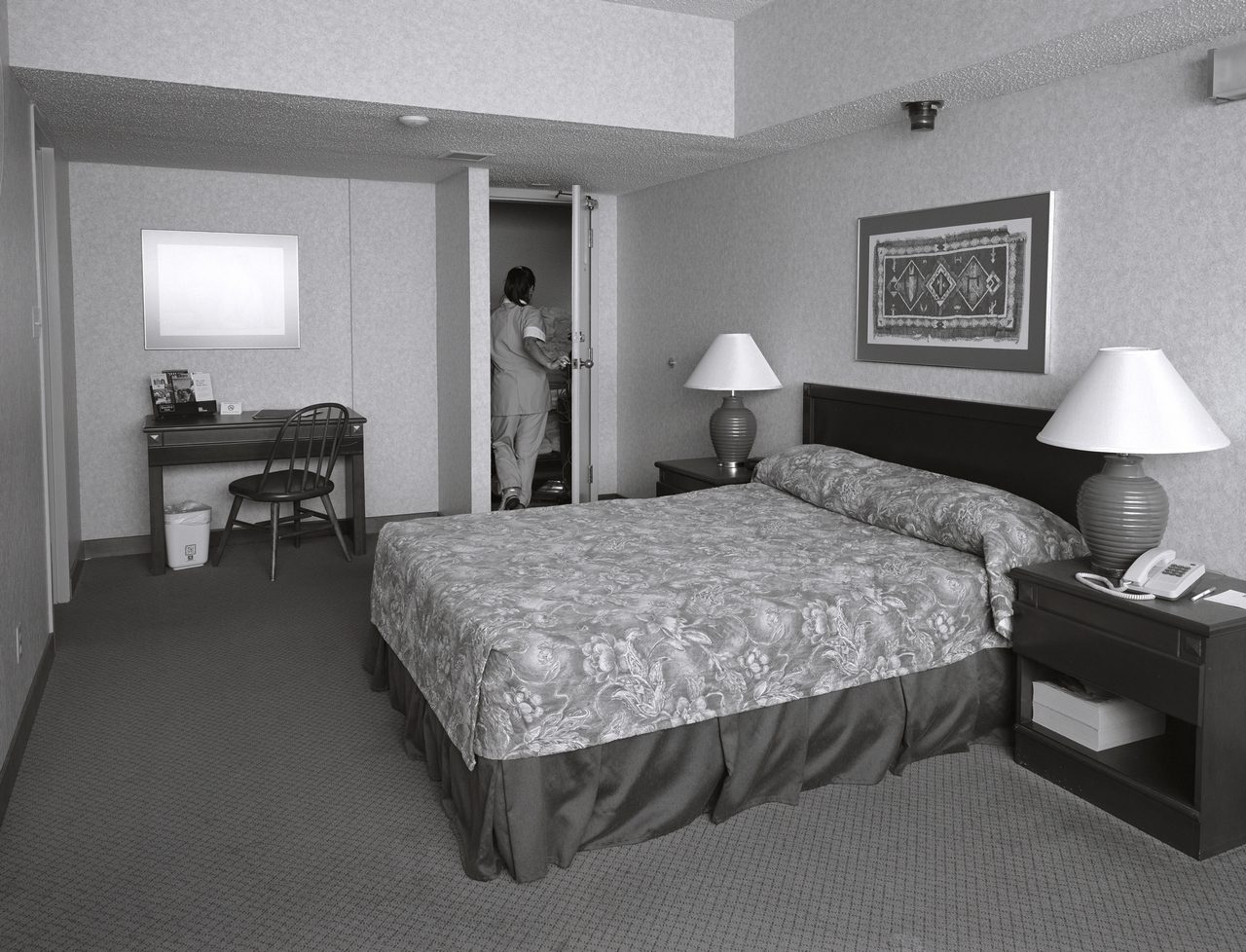 Jeff Wall, Housekeeping, 1996, gelatin silver print, 200 x 262 cm, ©: Jeff Wall, Courtesy: Hauser & Wirth