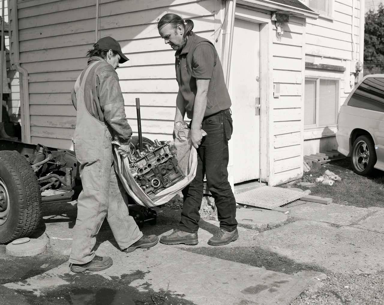 Jeff Wall, Men move an engine block, 2008, silver gelatin print, 136 x 174 cm, ©: Jeff Wal, Courtesy: the Artist and White Cube