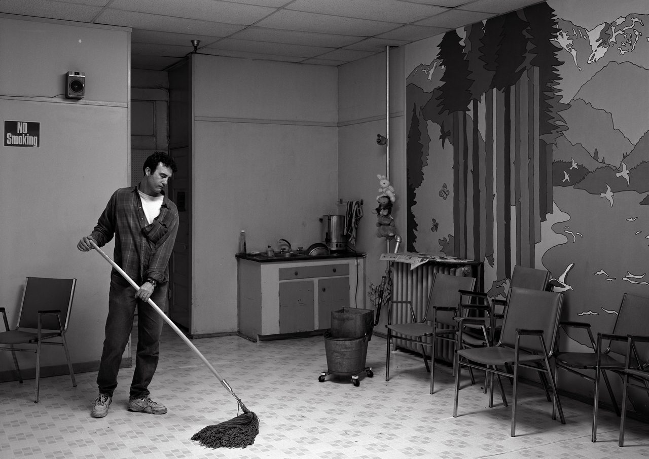 Jeff Wall, Volunteer, 1996, gelatin silver print, 221,62 x 313,06 cm, ©: Jeff Wall, Courtesy: Glenstone Museum