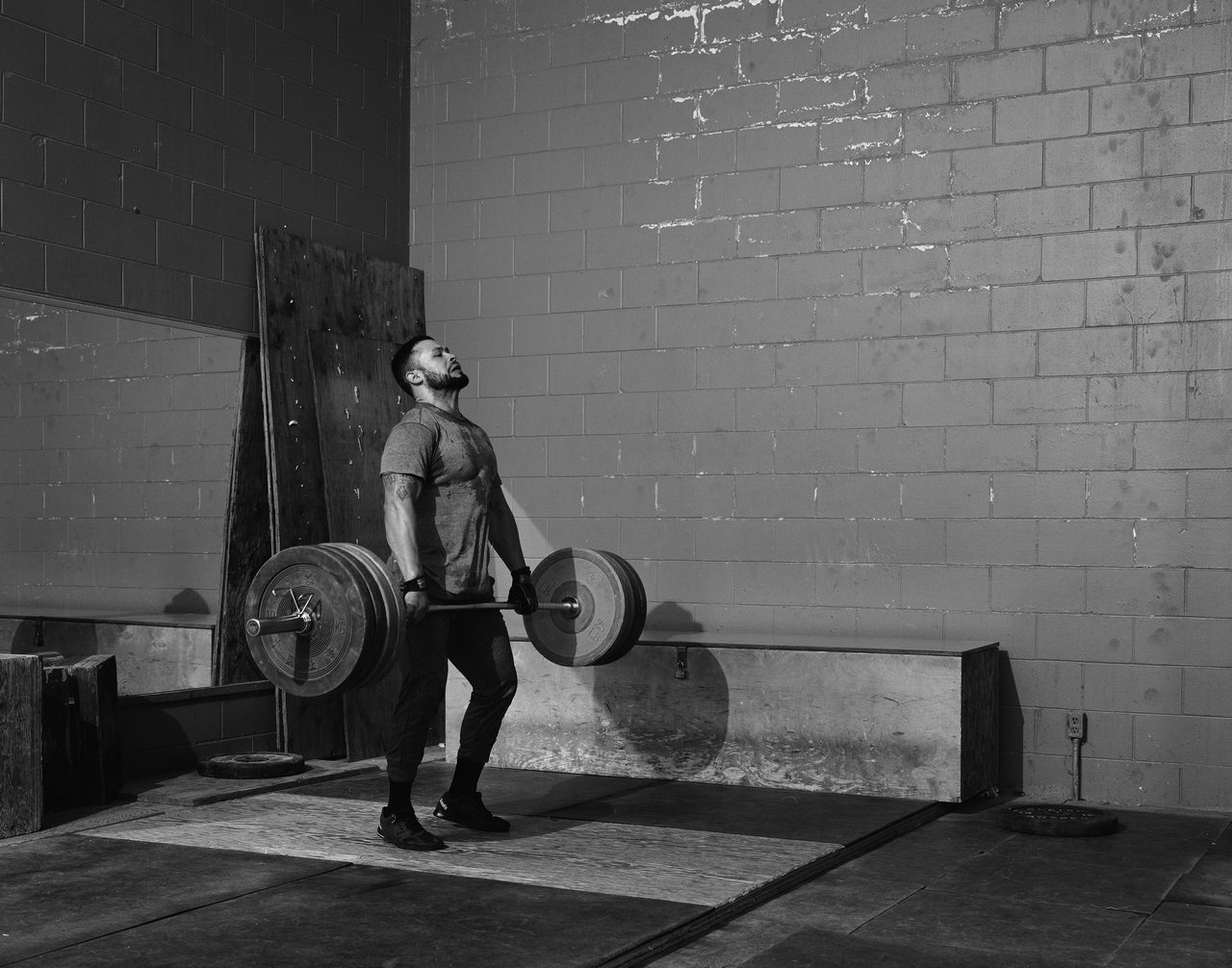 Jeff Wall, Weightlifter, 2015, silver gelatin print, 239 x 300,5 cm, ©: Jeff Wall, Courtesy: Gagosian