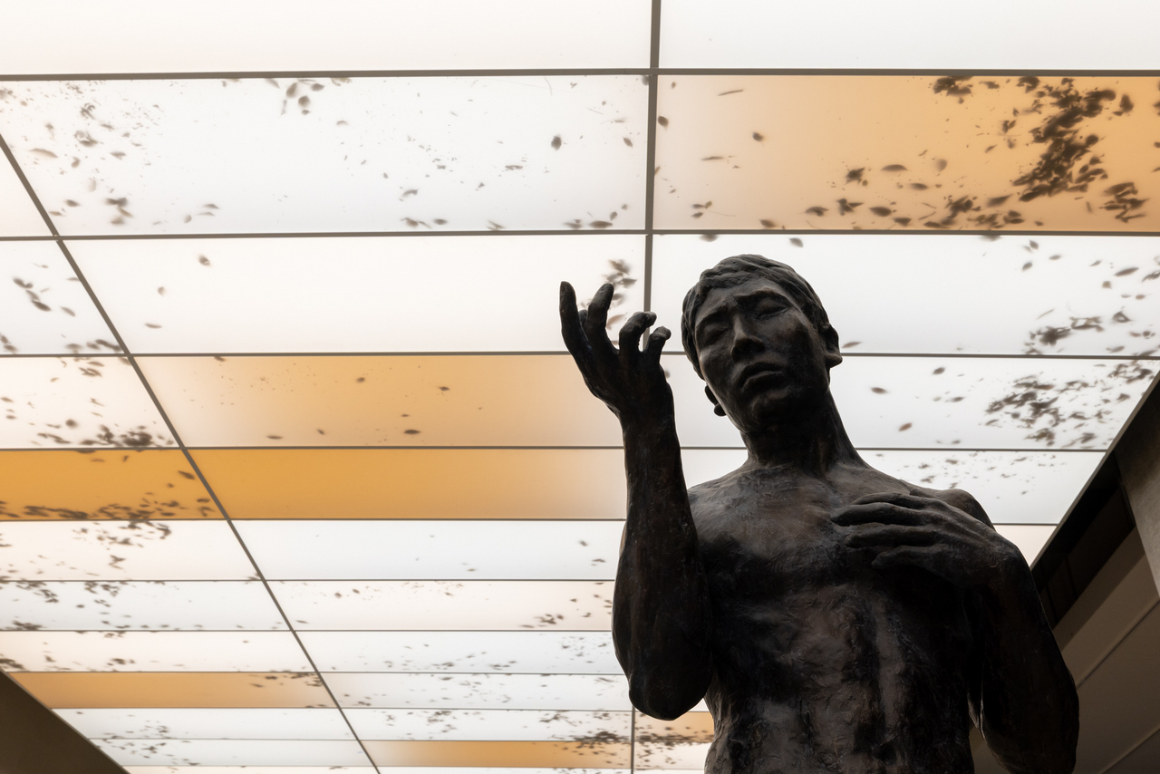 Álvaro Urbano, TABLEAU VIVANT (A Stolen Sun), 2024/2025, Aluminium, animatronic system, electric system, leaves, LED stripes, metal, motor with sensor, paint, plexiglas, PVC, white cardboard, wood, selected artworks from the TFAM Collection, 549 x 1830 x 89 cm, Courtesy of the artist, ChertLüdde, Travesía Cuatro and Marian Goodman Gallery. Image courtesy of Taipei Fine Arts Museum, photo by Lu Guo-Way