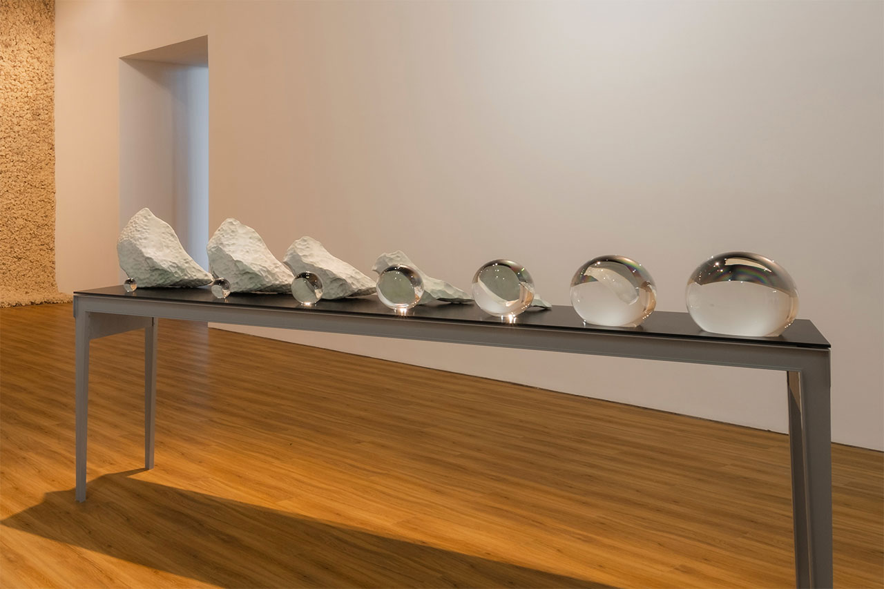 Olafur Eliasson, The last seven days of glacial ice (2023), Bronze casts (with white patina and wax), glass spheres, stainless steel, aluminium, paint (grey, black, 152.5 x 300 x 70 cm, Courtesy of Olafur Eliasson; neugerriemschneider, Berlin; Tanya Bonakdar Gallery, New York