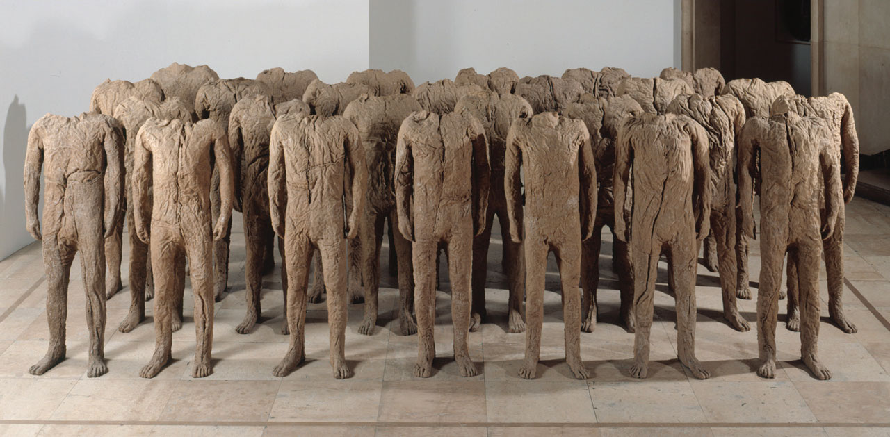 **English translation:**Magdalena Abakanowicz, *The Crowd V*, 1995–1997, burlap and resin, Paris © Museum of Modern Art of the City of Paris, gift of the artist, 1997 