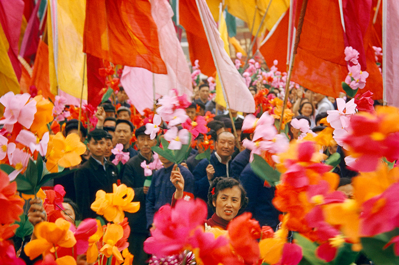 Agnès Varda, May Day celebration, Beijing, China, 1957. Posthumous digital print from Kodachrome 24×36 © Agnès Varda Estate. Agnès Varda Collection, on long-term loan to the Institut pour la photographie