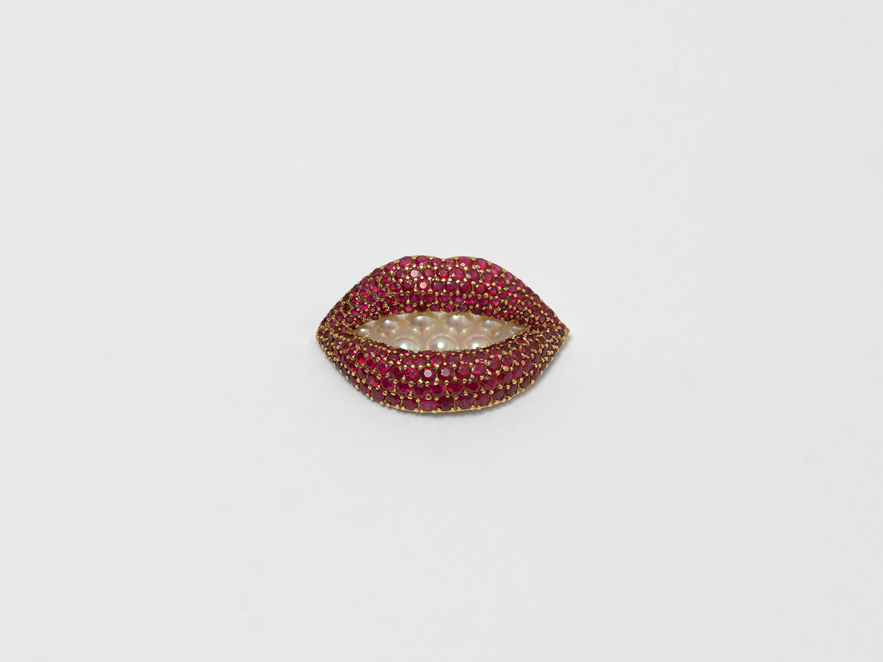 Salvador Dalí, Ruby Lips, brooch designed by Salvador Dalí in 1949 and produced by Henryk Kaston with circular-cut rubies, cultured pearls, and 18-karat gold , 1 7/8 inches (4.7 cm), © 2025 Salvador Dalí, Fundació Gala-Salvador Dalí/Artists Rights Society (ARS), New York, Photo: Annik Wetter, Courtesy Gagosian