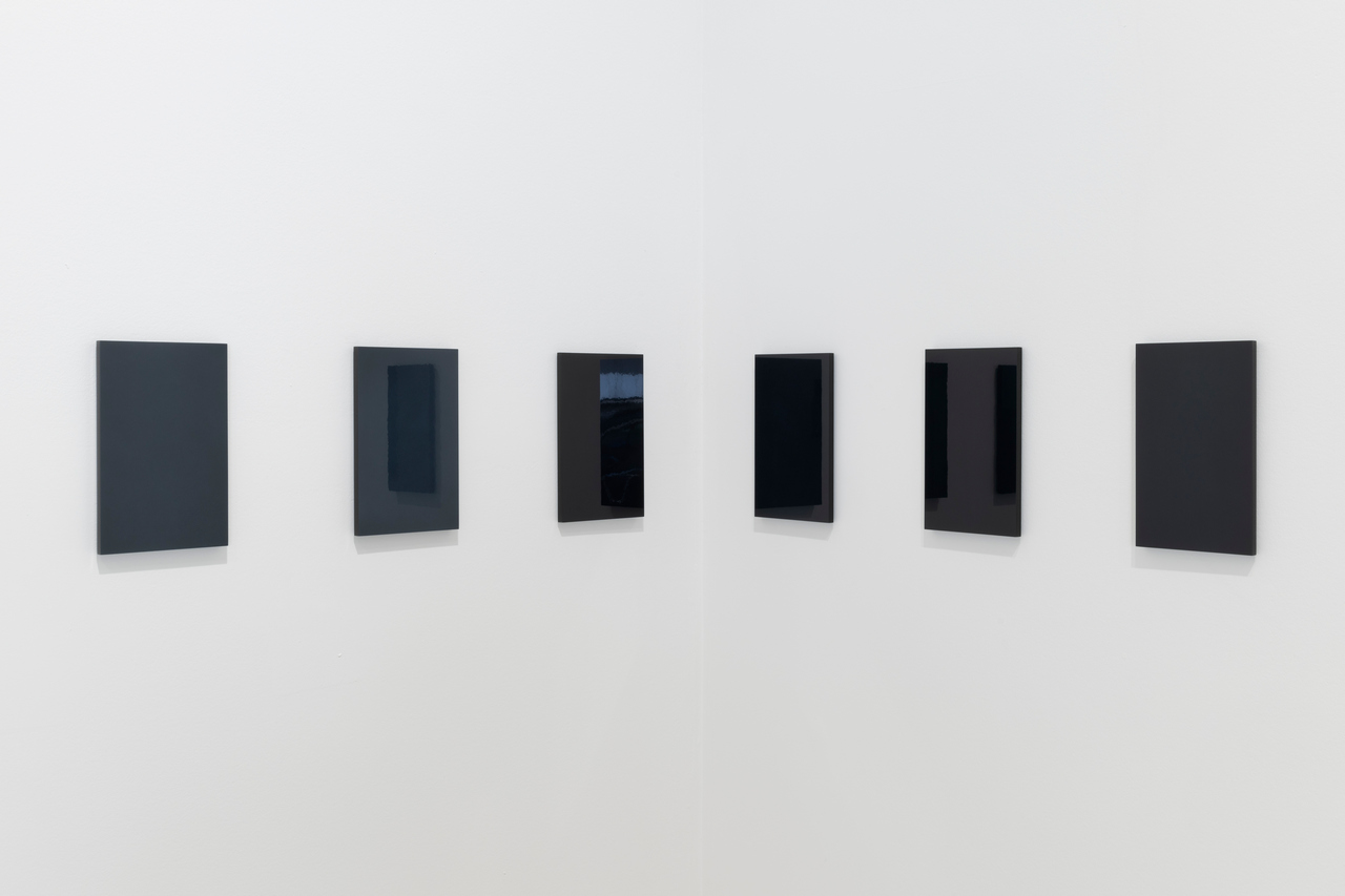 Jelena Bulajić, White on Black 1-1 (6), 2024, Acryl auf Plexiglas, Glanzlack, Set aus sechs Elementen / acrylic on plexiglass, gloss varnish, set of six elements, 22 × 14 cm (jedes / each). Courtesy of the artist and carlier | gebauer, Berlin/Madrid. Foto / Photo: Roberto Ruiz / carlier | gebauer, Berlin/Madrid.