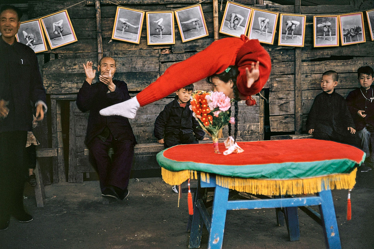 Agnès Varda, Young acrobat, Bridge of Heaven Circus, Beijing, China, 1957. Posthumous digital print from Kodachrome 24×36 © Agnès Varda Estate. Agnès Varda Collection, on long-term loan to the Institut pour la photographie