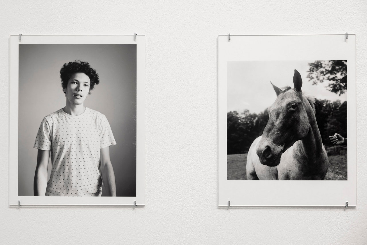 Moyra Davey, Eric (2017), Blue & Fist (2024), pigment prints, exhibition view Moyra Davey, Neuer Berliner Kunstverein (n.b.k.), 2025 © Foto / Photo: n.b.k. / Victoria Tomaschko