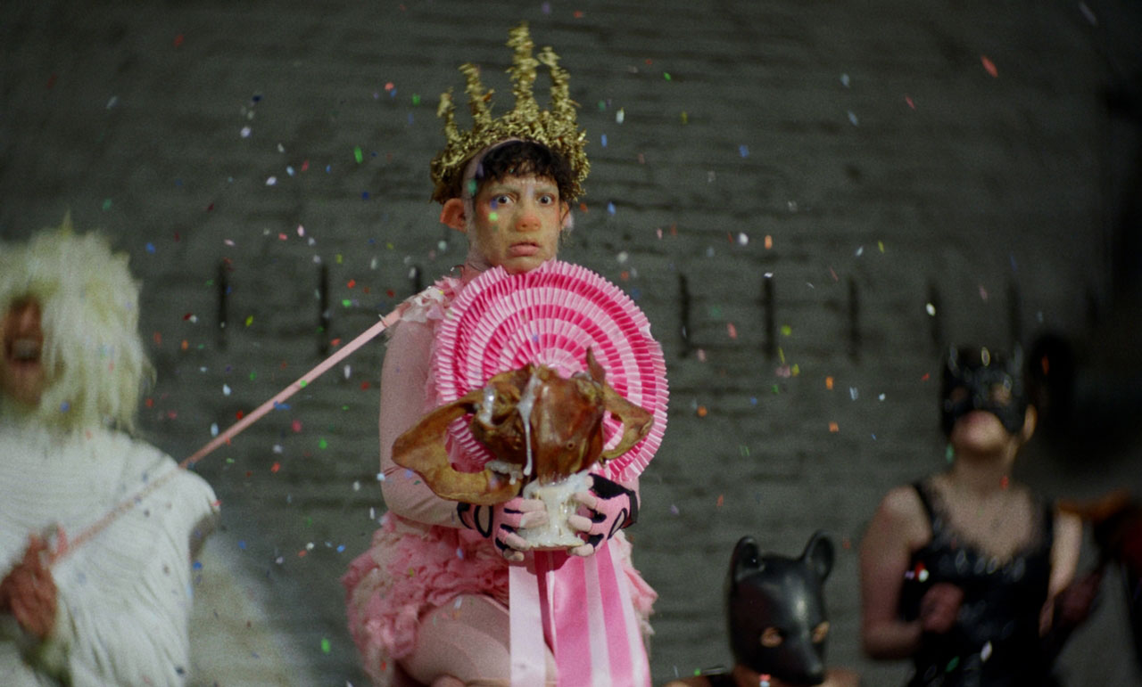 Marianna Simnett, The Severed Tail, 2022, 3-channel video installation, film still, © Courtesy the artist and Société, Berlin