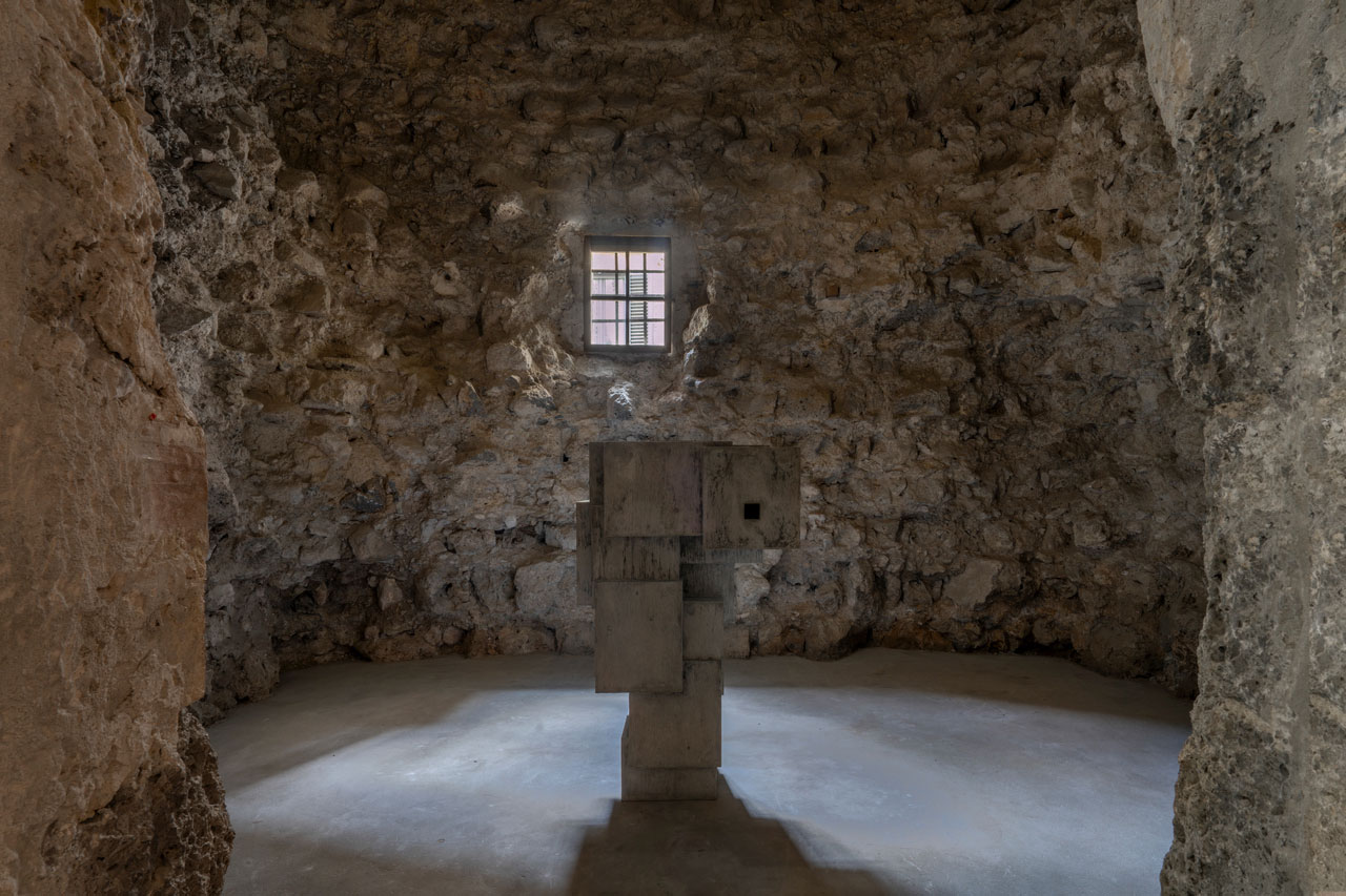 Antony Gormley, SKEW II, 2026, concrete, 139 x 85 x 78 cm, Courtesy: the artist and GALLERIA CONTINUA, Copyright: © the Artist Photo: Ela Bialkowska, OKNO Studio