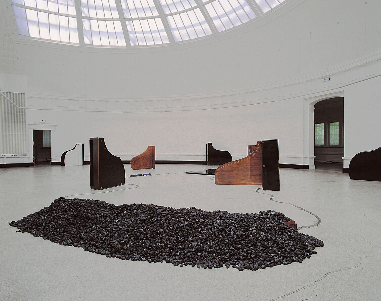 David Hammons, Chasing the Blue Train, 1989-91, Collection Stedelijk Museum voor Actuele Kunst, Ghent, © VG Bild-Kunst, Bonn 2026, Photo Dirk Pauwels