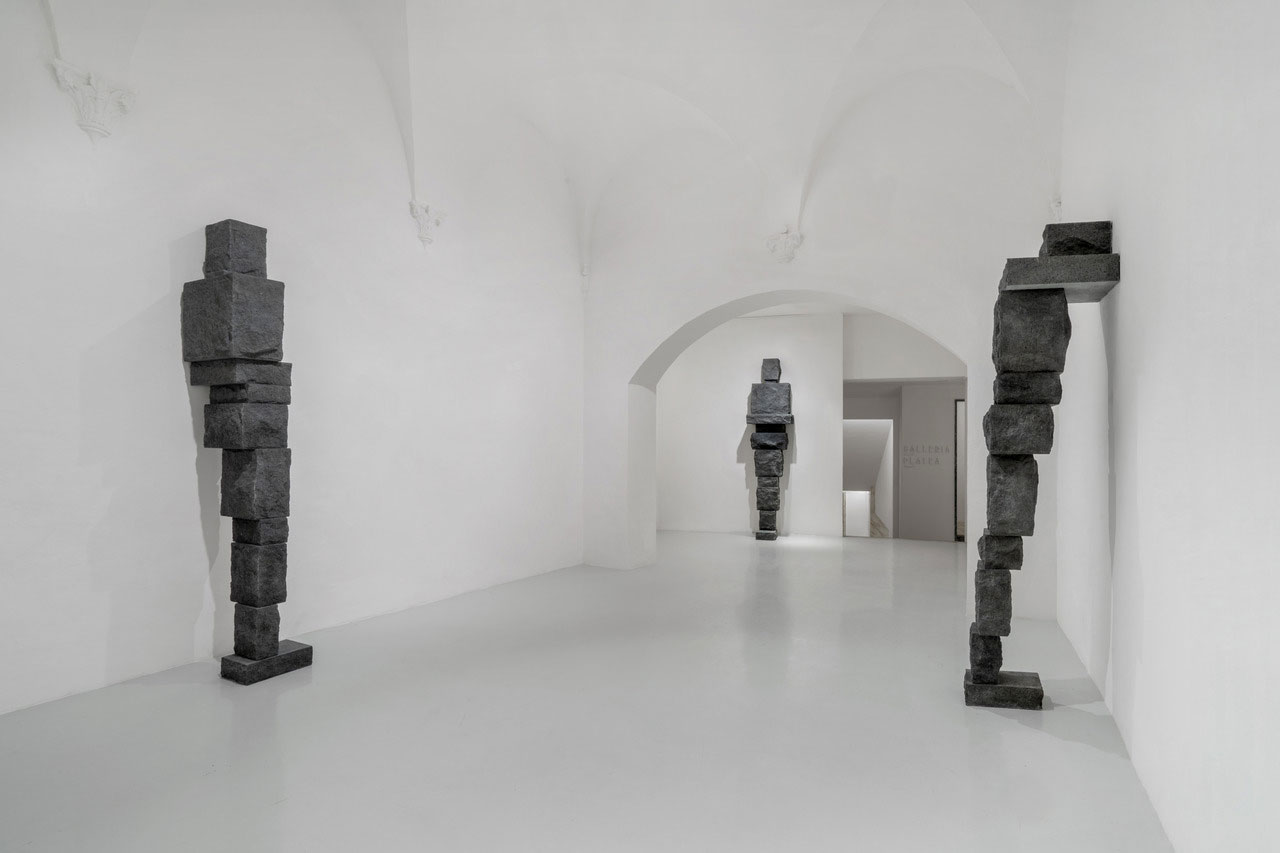 Antony Gormley, What Holds Us, 2026, exhibition view GALLERIA CONTINUA, San Gimignano., © the artist and GALLERIA CONTINUA, Photo: Ela Bialkowska, OKNO Studio