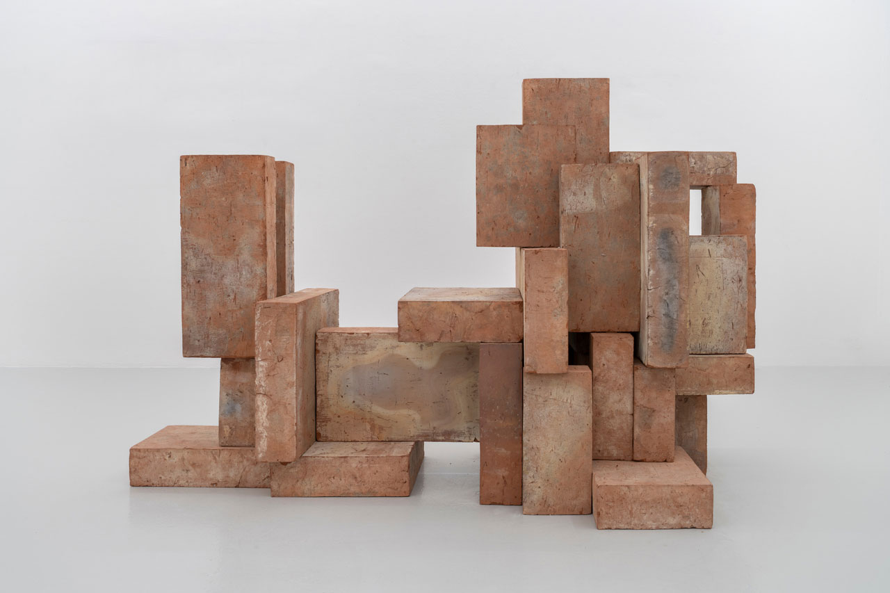 Antony Gormley, TOGETHER, 2025, clay, 24 slabs, 154,6 x 87,2 x 290,9 cm, Courtesy: the artist and GALLERIA CONTINUA, Copyright: © the Artist Photo: Ela Bialkowska, OKNO Studio