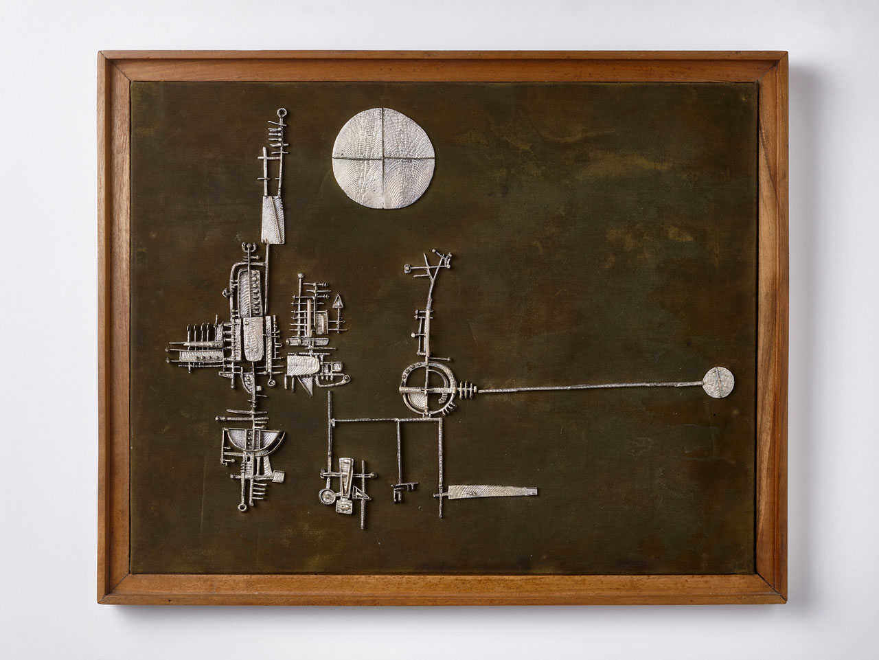 Arnaldo Pomodoro, La luna il sole la torre, 1955, silver and patinated brass mesh, 37 × 47,5 cm, Collezione Fondazione Arnaldo Pomodoro, Milano, Photo Dario Tettamanzi. Courtesy Fondazione Arnaldo Pomodoro, Milano
