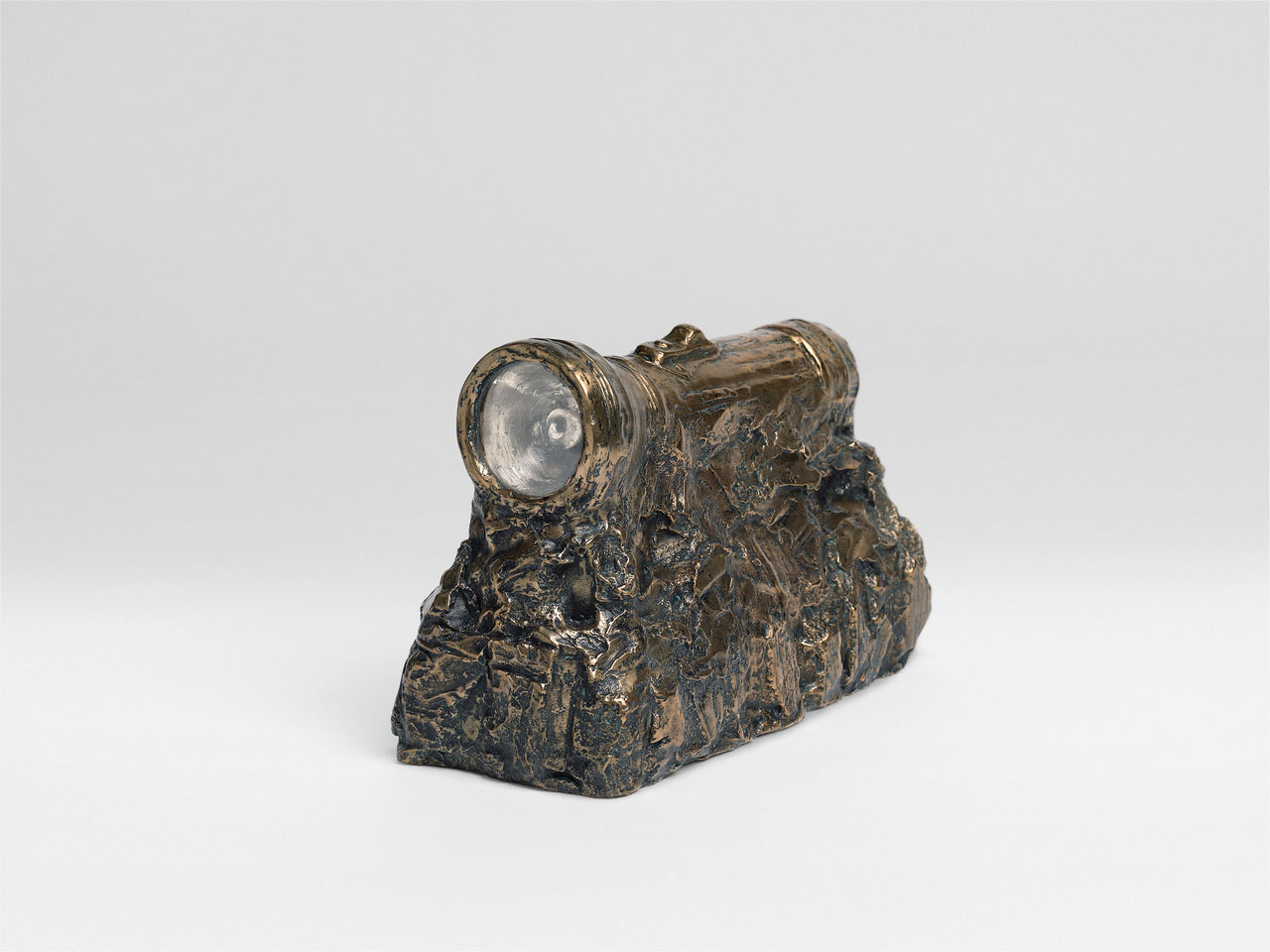 Jasper Johns, Flashlight Ill, 1958 (cast 2010), Bronze, tempered glass, and silver plating. Edition of 2 (2/2), 13.3 x 21 x 9.5 cm Collection of the artist, © Jasper Johns, VEGAP, Bilbao, 2026