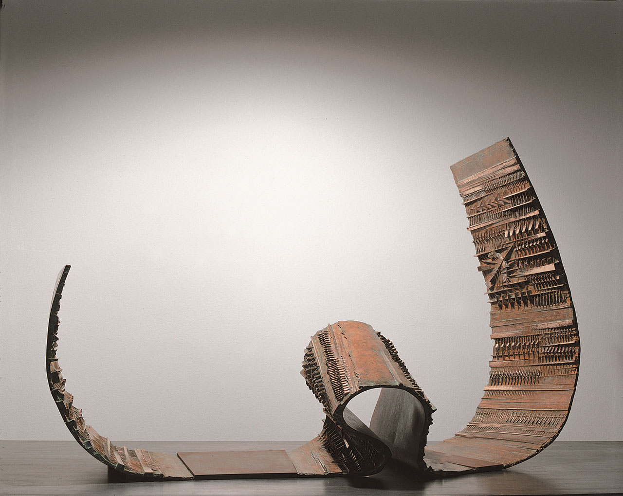 Arnaldo Pomodoro, Papyrus per Darmstadt, studio, 1988-1989, bronze and iron, 90 × 200 × 80 cm, Collezione Fondazione Arnaldo Pomodoro, Milano, Photo Giorgio Boschetti. Courtesy Fondazione Arnaldo Pomodoro, Milano