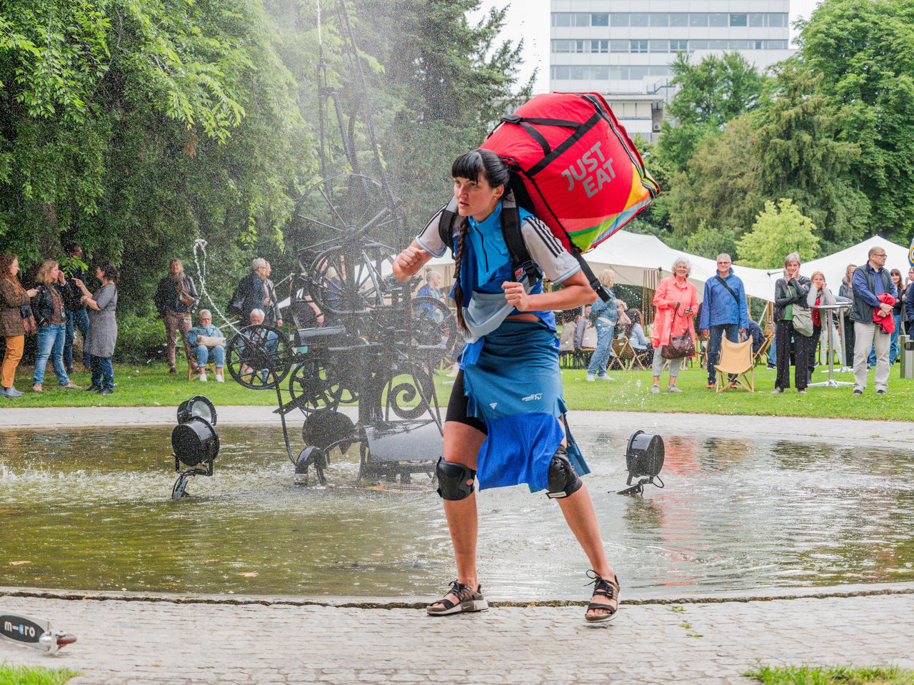 Ernestyna Orlowska, Make Your Body Your Machine, 2021, Live-Performance in front of the Museum Tinguely Copyright: © Ernestyna Orlowska, Photo Credit: 2026 Museum Tinguely, Basel; Pati Grabowicz