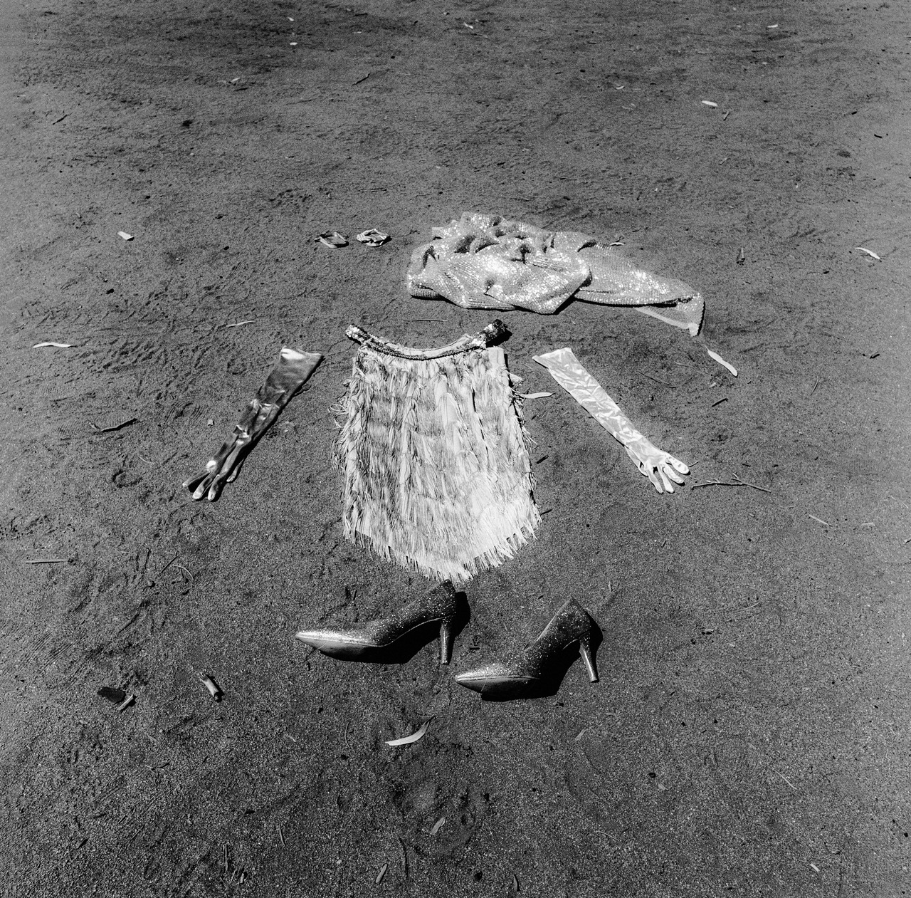 Matthew Thorne and Derik Lynch, Marungka tjalatjunu Dipped in Black, 2019-2023, courtesy the artist