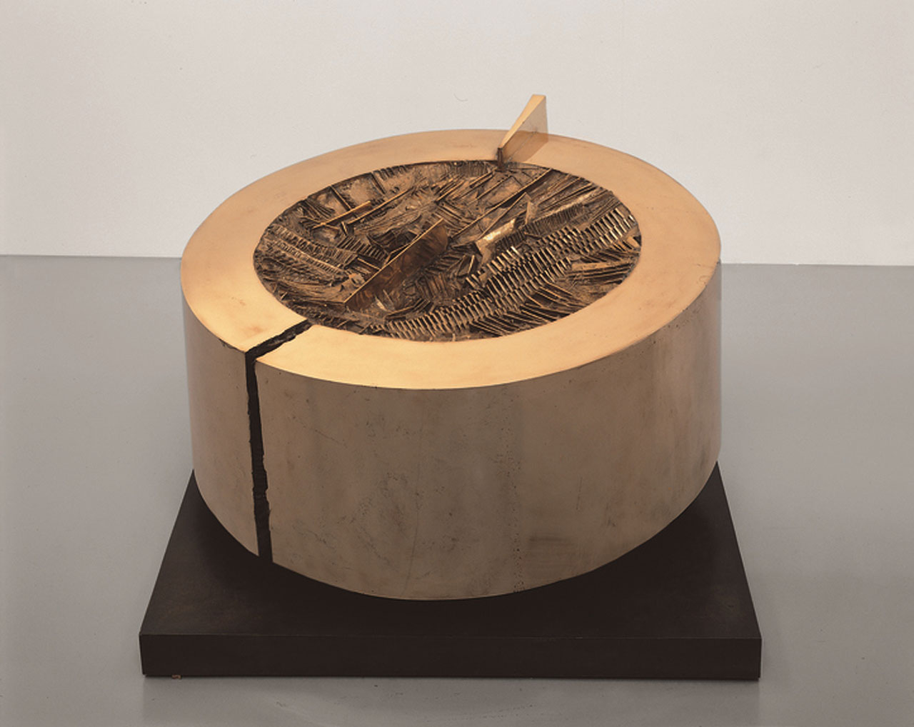 Arnaldo Pomodoro, La ruota, 1961, bronze, 55 × ø 115 cm, Collezione Fondazione Arnaldo Pomodoro, Milano, Photo Aurelio Barbareschi. Courtesy Fondazione Arnaldo Pomodoro, Milano