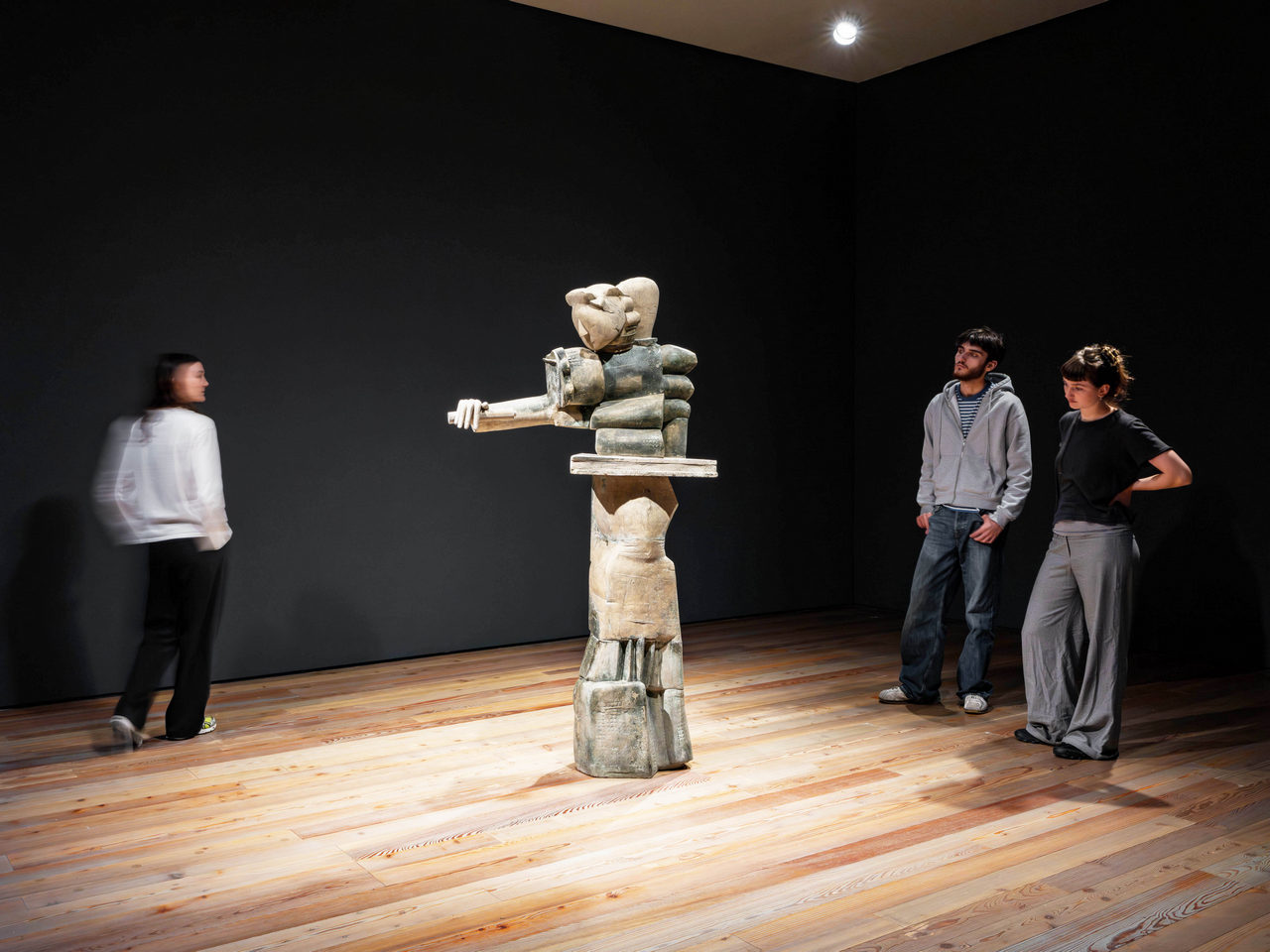 Azade Köker, Akkordarbeiterin, 1987, Addition: Installation view Labouring Bodies at Museum Tinguely, Basel, Terracotta, 230 x 120 x 60 cm, © 2026 ProLitteris, Zurich, MUSEUM MMK FÜR MODERNE KUNST Acquired with generous support from the Hessische Kulturstiftung