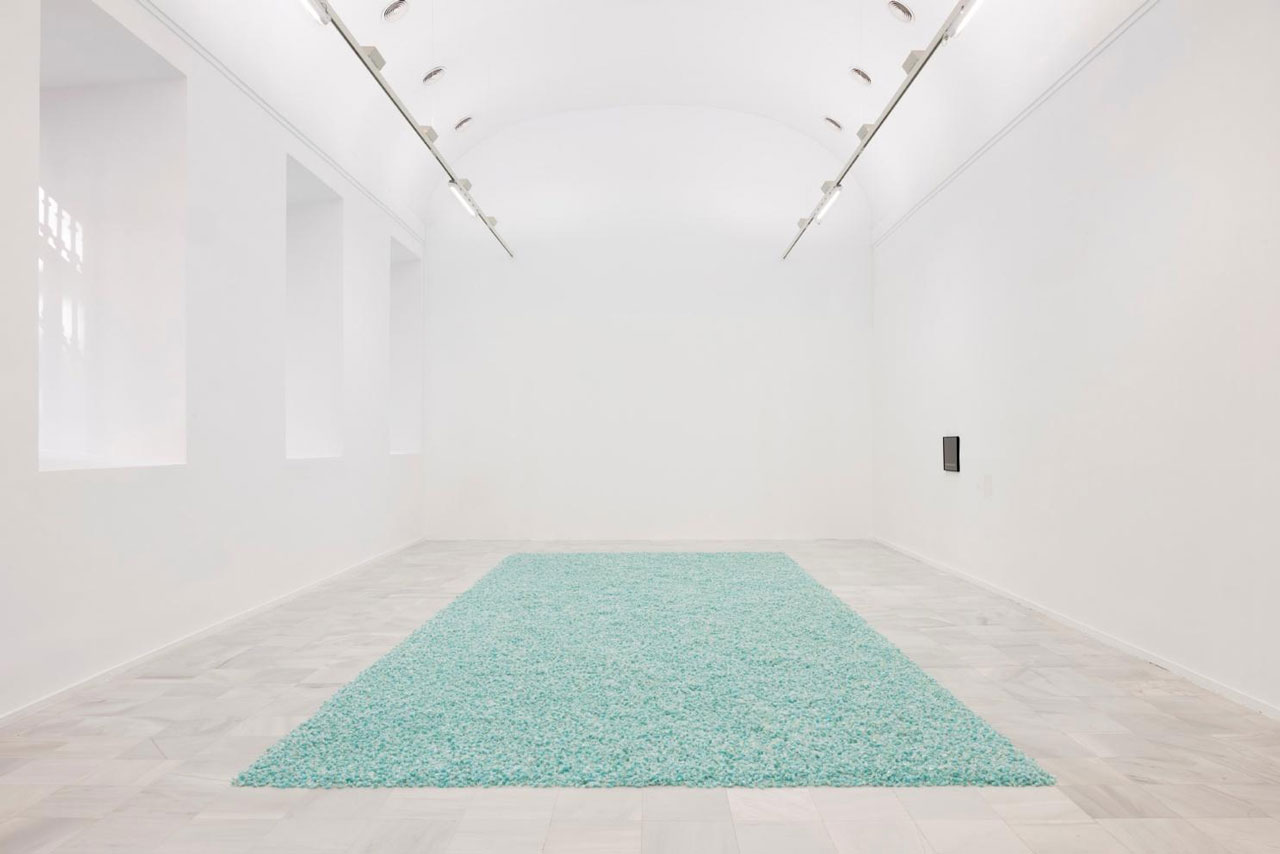 Felix Gonzalez-Torres. "Untitled" (Revenge), 1991. Blue candies in clear wrappers, endless supply. Overall dimensions vary with installation. Ideal weight: 325 lb. Installation view: Felix Gonzalez-Torres: Sweet Revenge. Museo Reina Sofía, Madrid, Spain. 27 May. – 12 Oct 2026. Cur. Alejandro Cesarco and Nancy Spector. Photographer: Roberto Ruiz © Estate Felix Gonzalez- Torres