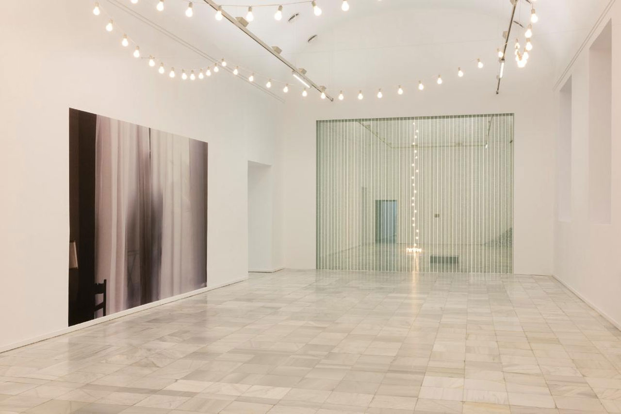 Felix Gonzalez-Torres. “Untitled” (Arena), 1993. 60 light bulbs, porcelain light sockets, electrical cord, and dimmer switch. Overall dimensions vary with installation, Installation views of Felix Gonzalez-Torres: Sweet Revenge. Museo Reina Sofía, Madrid, Spain, May 27 – Oct. 12, 2026. Cur. Alejandro Cesarco and Nancy Spector. Photographer: Roberto Ruiz, © Estate Felix Gonzalez-Torres