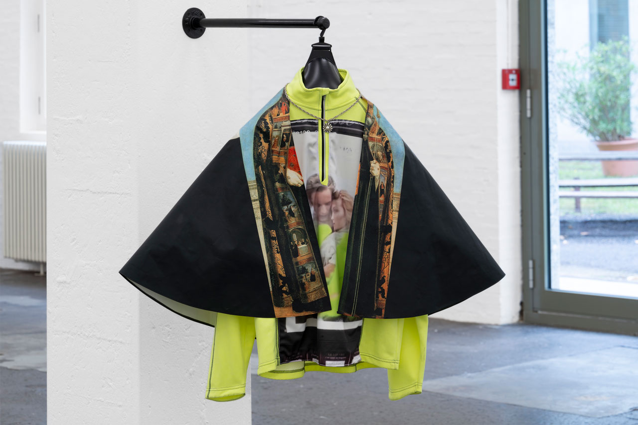 Chalisée Naamani, Cape et gilet jaune, 2020, Photo: Kunst Halle Sankt Gallen, E. Sommer. Courtesy: the artist and Ciaccia Levi, Paris/Turin