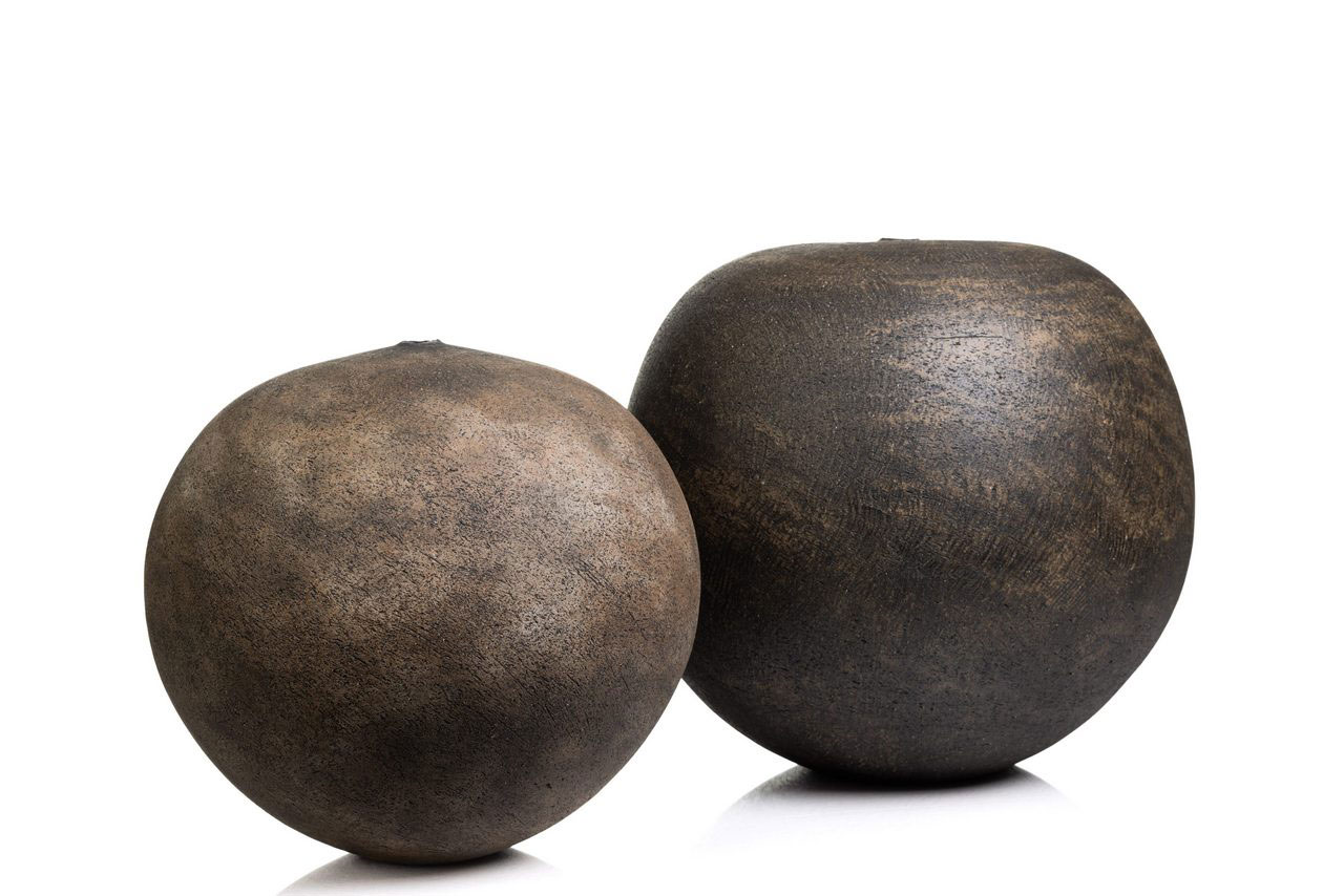 Nina Andrea Standerholen, Det man kan se når man er nede på kne (What you can see when you’re down on your knees) (series), 2026, Stoneware, porcelain, sand, raw ore, underglaze, and stoneware glaze, Photo credit: Anne Marit Steine, © Nina Andrea Standerholen