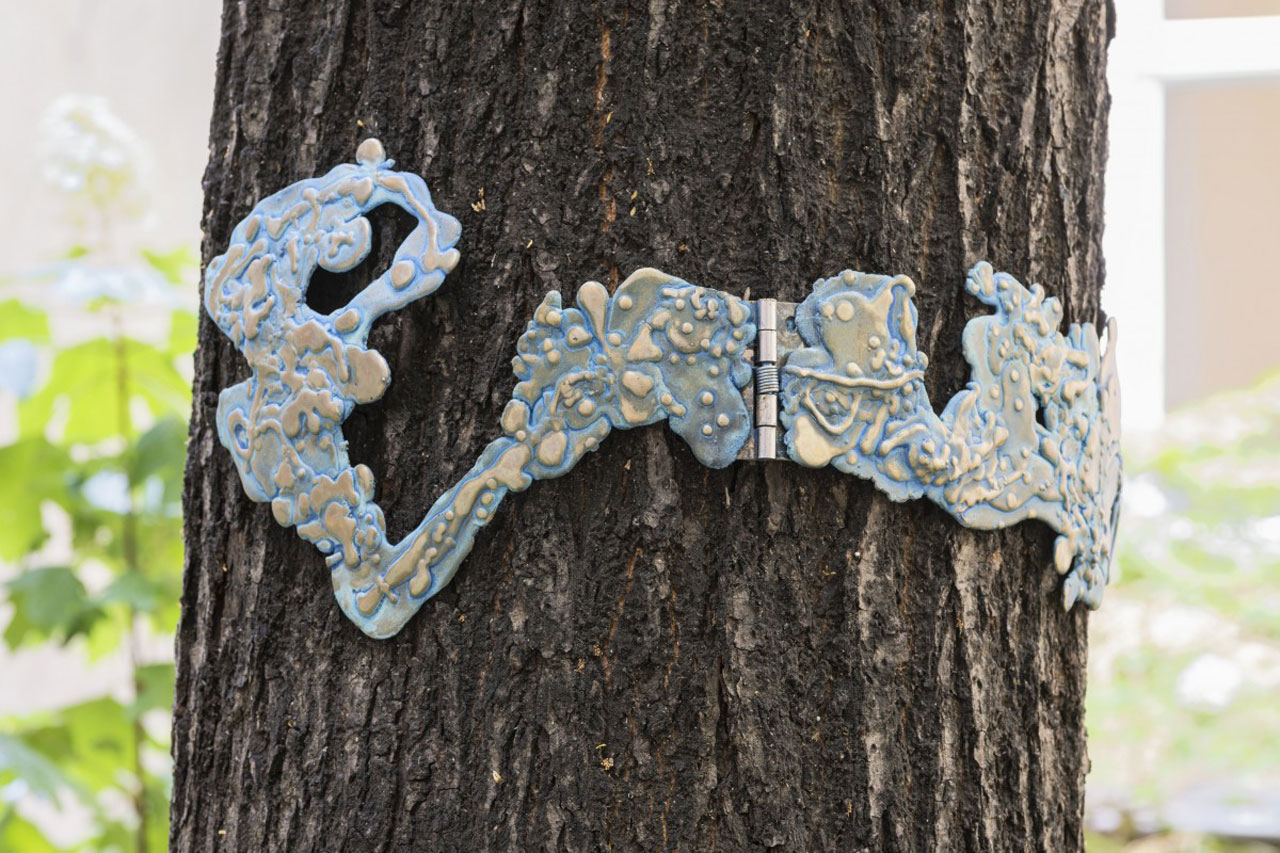 J. Parker Valentine, Untitled (Grip), detail, 2026, bronze, blue patina, stainless steel hinge, 25 x 70 cm; Arched, © J. Parker Valentine, Courtesy the artist and Galerie Max Mayer