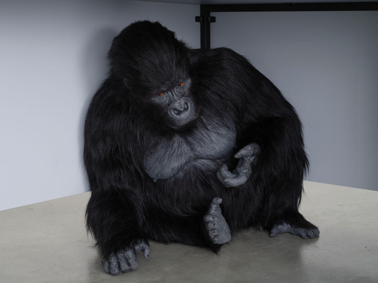 Ryan Gander, School of Languages, 2023, animatronischer Gorilla, Audio, Tisch, Ventilator, installiert: 125 × 340 × 230 cm, Audio: 27 min 16 sec, courtesy of the artist and Lisson Gallery. Photo: George Darrell