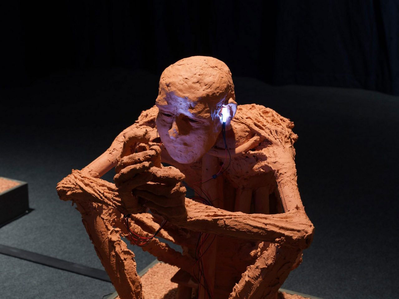 Rosmarie Lukasser, Annäherungen an „…bin im Netz i5.0/F2″, 2025, terracotta, LED, 85 x 55 x 69 cm, © Rosmarie Lukasser, Courtesy the artist and Galerie Krinzinger