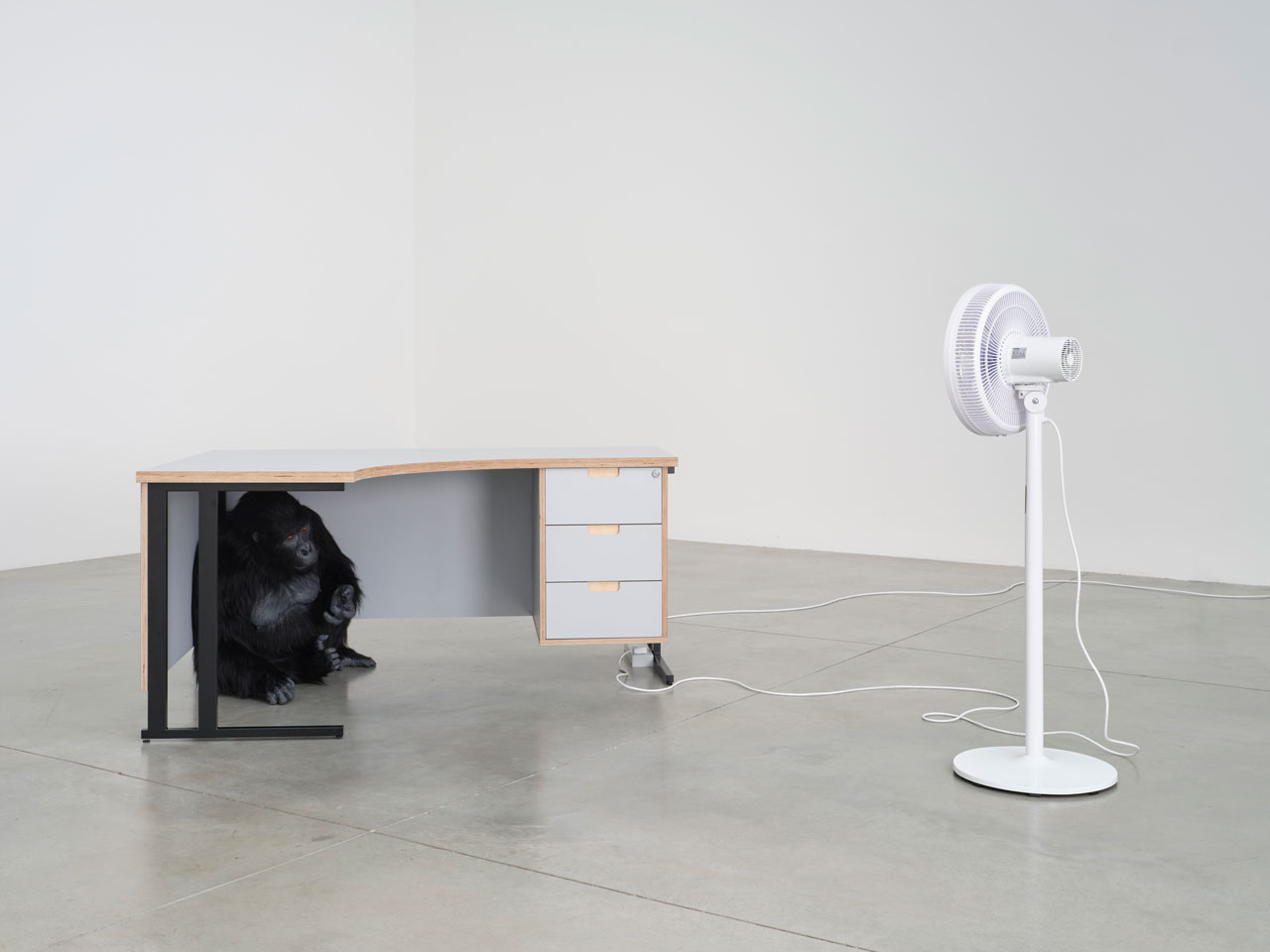 RRyan Gander, School of Languages, 2023, animatronischer Gorilla, Audio, Tisch, Ventilator, installiert: 125 × 340 × 230 cm, Audio: 27 min 16 sec, courtesy of the artist and Lisson Gallery. Photo: George Darrell