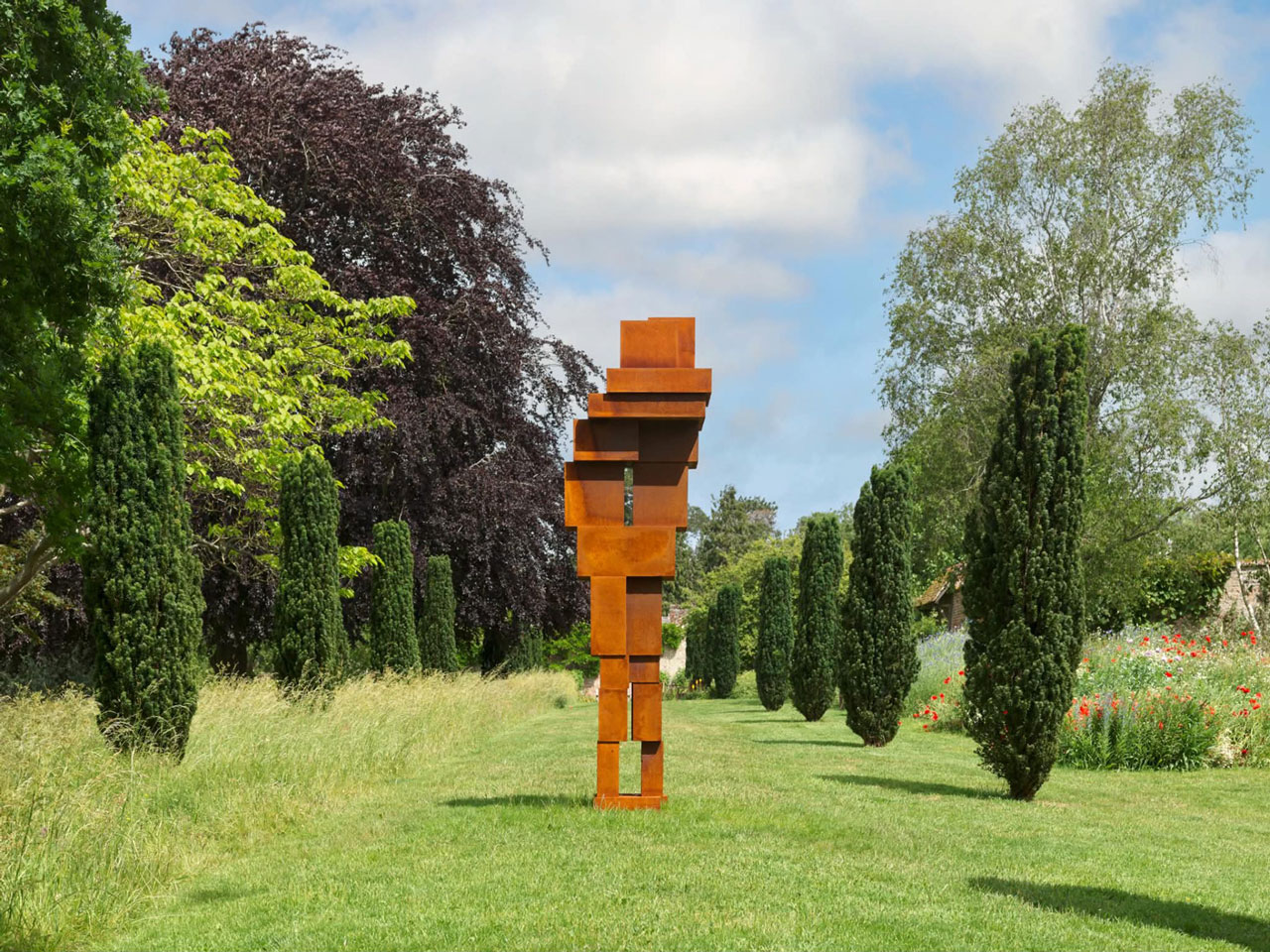 Antony Gormley, BIG CLASP, 2023, Cast iron, 271.5 x 62.8 x 81.9 cm | 107 x 24 3/4 x 32 1/4 in., © Antony Gormley, Courtesy the artist and White Cube Gallery