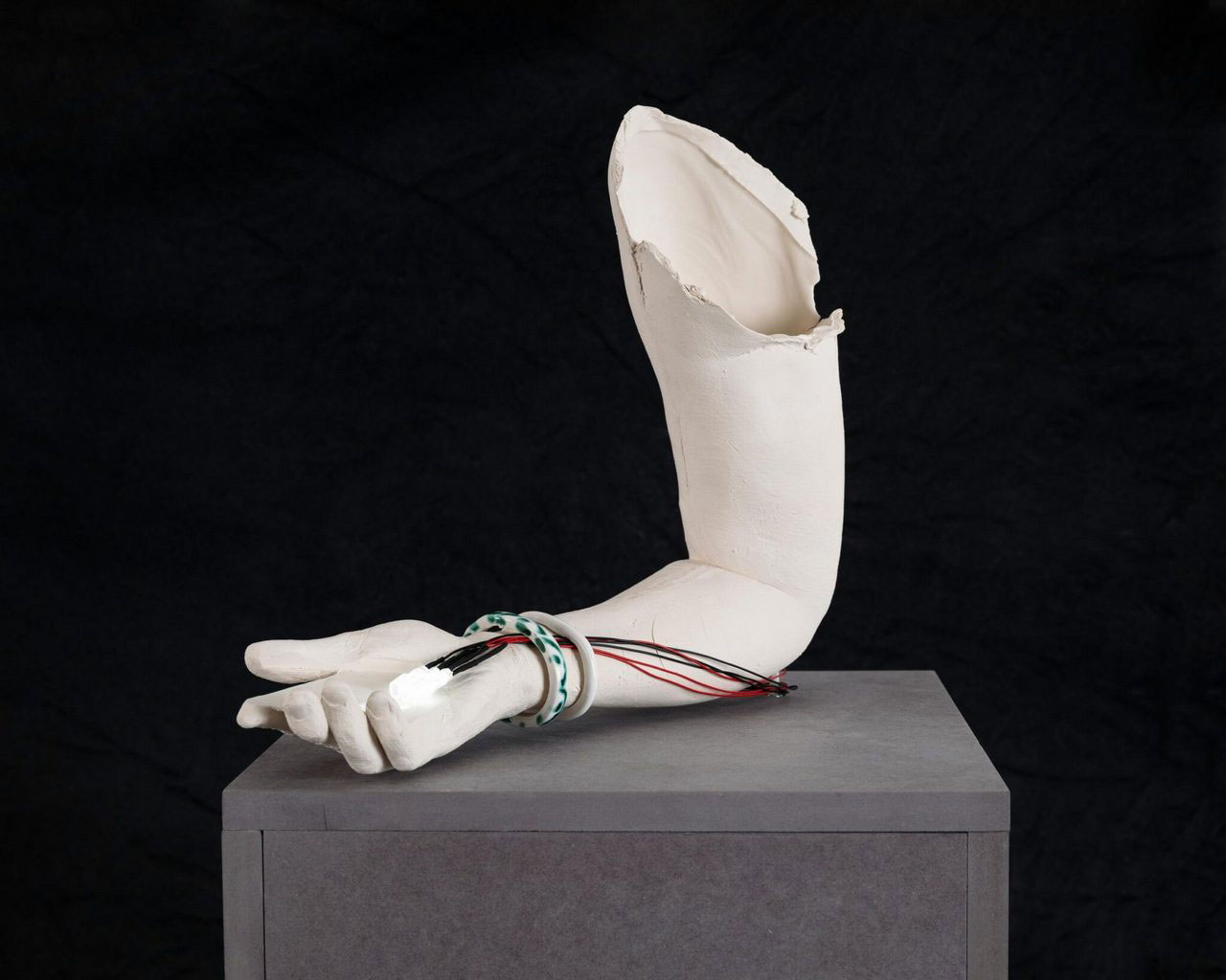 Rosmarie Lukasser, Smart Arm i5.0/ 1-6, 2025, ceramic, LED, Gmundner Keramik, 36 x 13 x 40 cm, © Rosmarie Lukasser, Courtesy the artist and Galerie Krinzinger