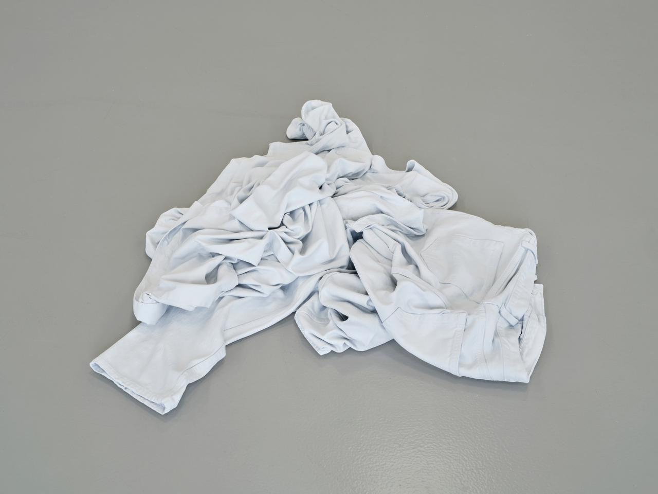 Charles Ray: Clothes Pile, 2020, Photo: Nicolas Wefers, (Installation view Fridericianum, Kassel), © Charles Ray, documenta und Museum Fridericianum gGmbH