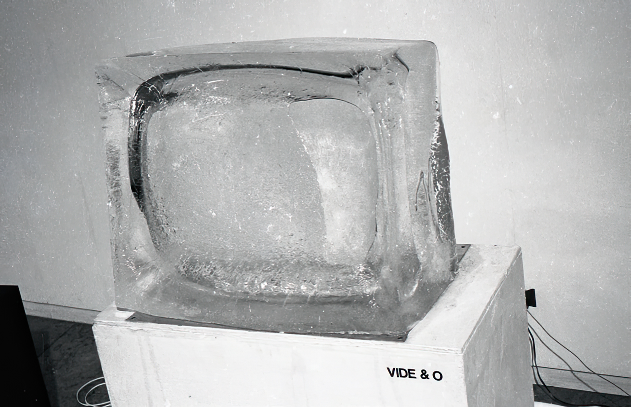 Kim Soungui, Ice Video Concert: Vide& 0, 1989, Installation, dimension variable. Artist Collection, Courtesy of the artist.