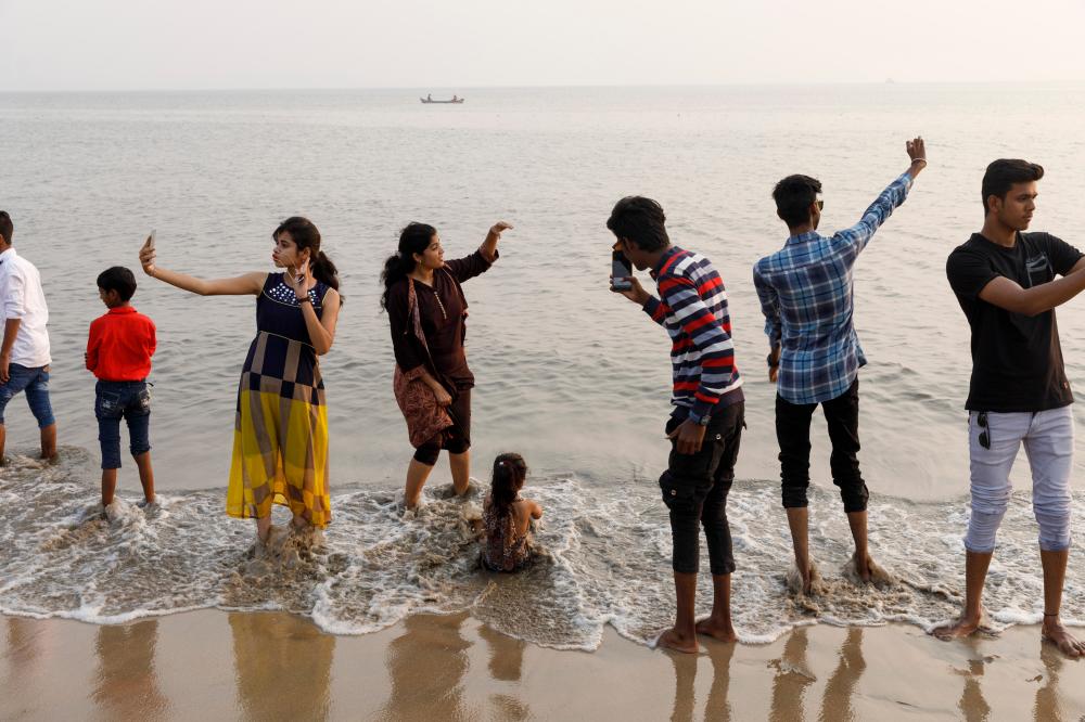 Martin Parr, Chowpatty Beach, Mumbai, India, 2018, ⓒ Martin Parr / Magnum Photos