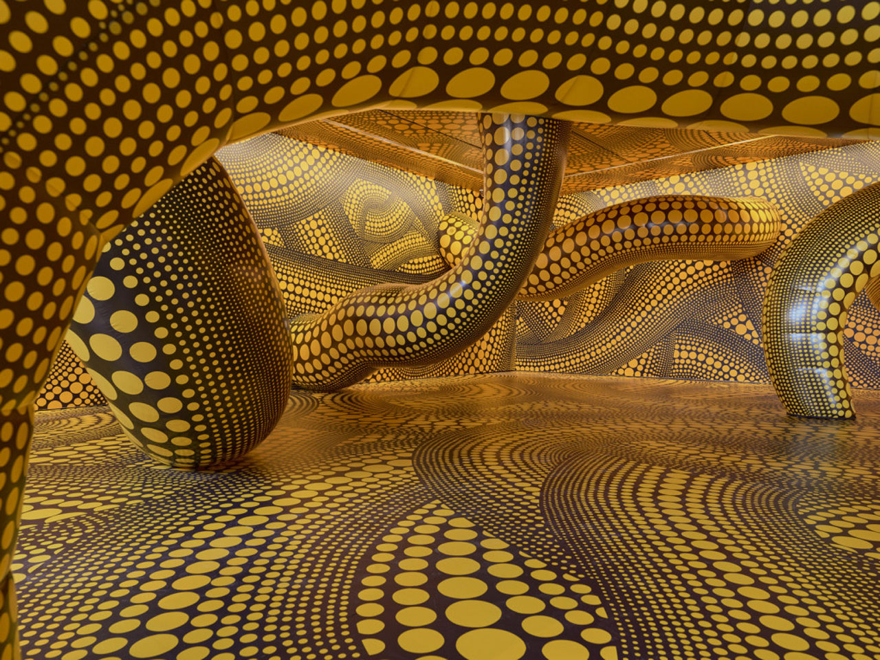 Infinity Mirrored Room – 'The Hope of the Polka Dots Buried in Infinity Will Eternally Cover the Universe', 2025. Mixed media, detail. Photo: Mark Niedermann. © YAYOI KUSAMA