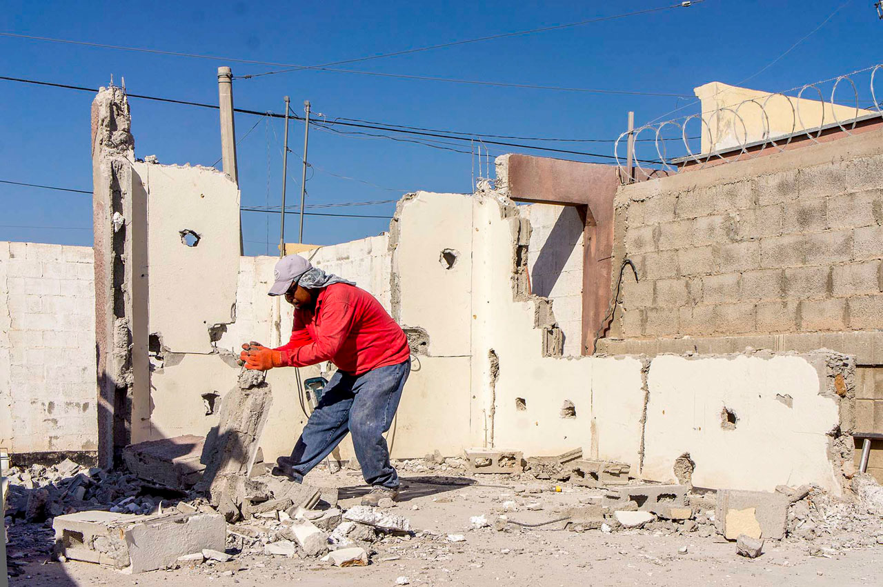 Demolition process of a house located at Puerto de Palos Street and Tres Jacales Street in the housing development of Praderas de Oriente, Juárez City, Chihuahua, México. The house was demolished in eleven days and pulverized in June 2012. © 2026 Teresa Margolles