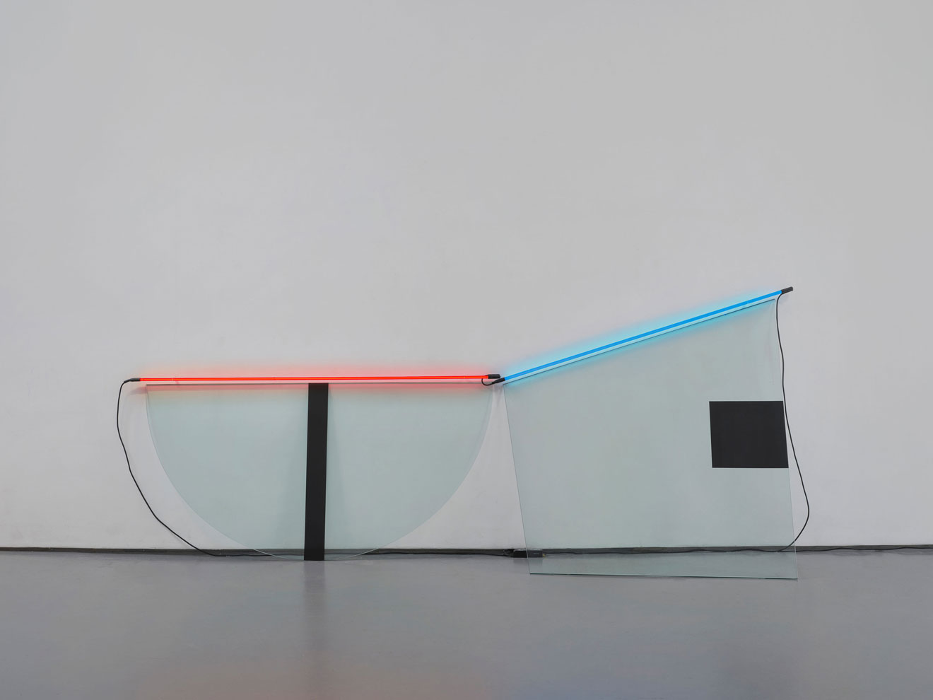 Keith Sonnier, Dyad Cut Ba-O-Ba, 1969, glass, paint, neon, and transformer, 55 x 135 x 26 inches (139.7 x 342.9 x 66 cm), © 2024 Estate of Keith Sonnier/Artists Rights Society (ARS), New York, Courtesy Estate of Keith Sonnier and David Kordansky Gallery