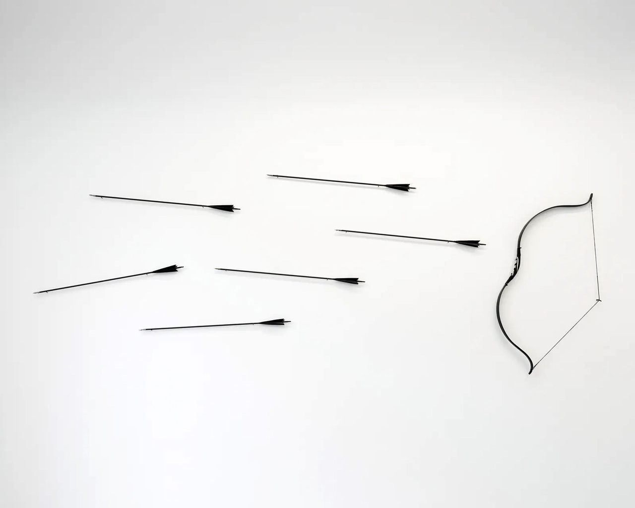 Eliyah Mesayer, Huntress’s Bow, 2026, Fiberglass, leather, suede, carbon fiber, feathers, fountain pen nibs. Bow: 110 × 30 cm, 43.31 × 11.81 in, Six arrows, each: 53 × Ø 7.6 cm, 20.87 × Ø 2.99 in, © Eliyah Mesayer, Courtesy the artist and NILS STÆRK Gallery